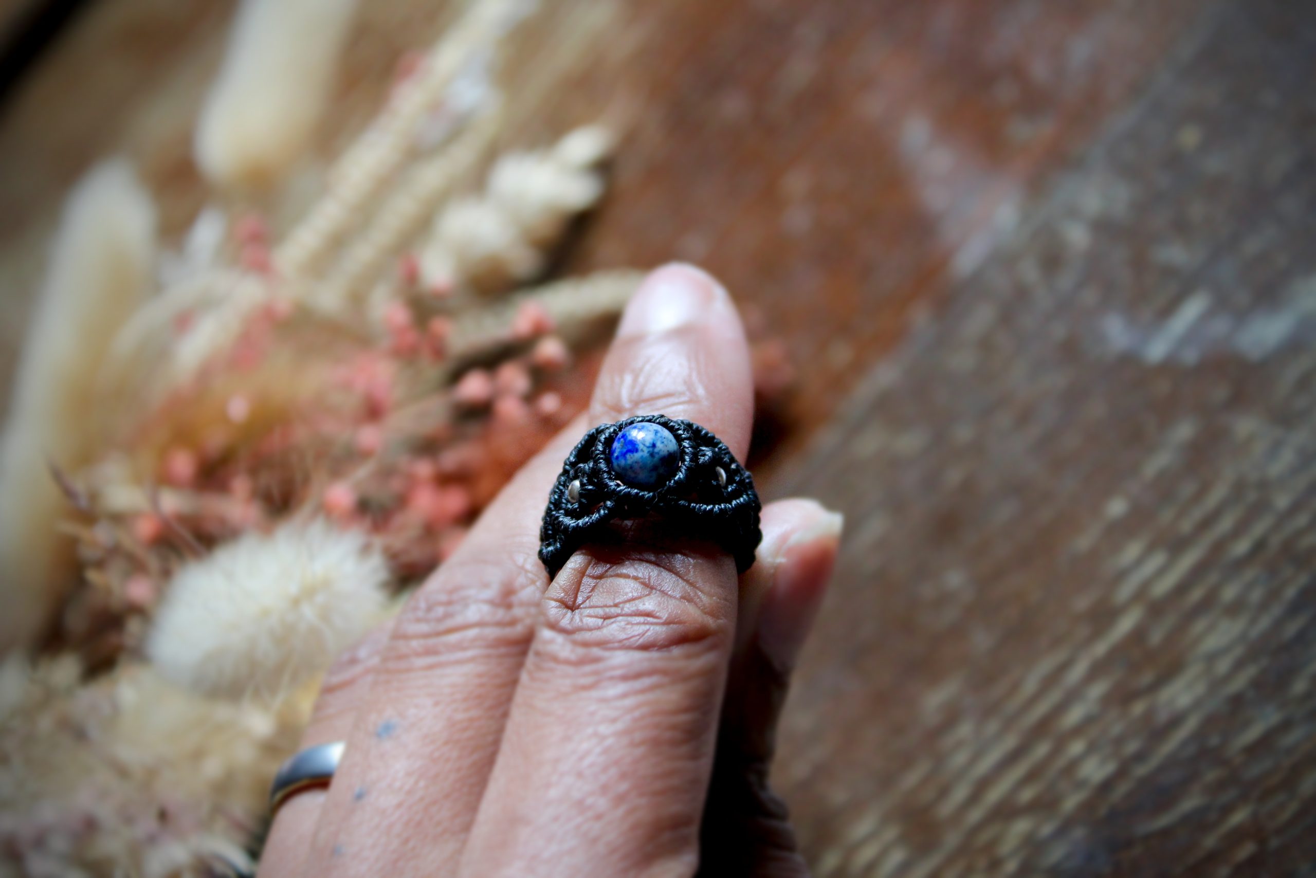 Bague en micro macramé noir avec une perle de lapis lazuli
