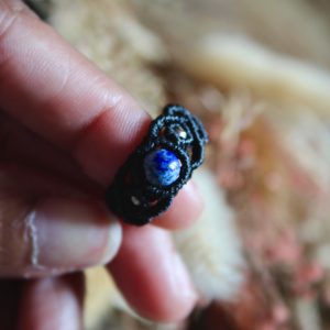 Bague en micro macramé noir avec une perle de lapis lazuli