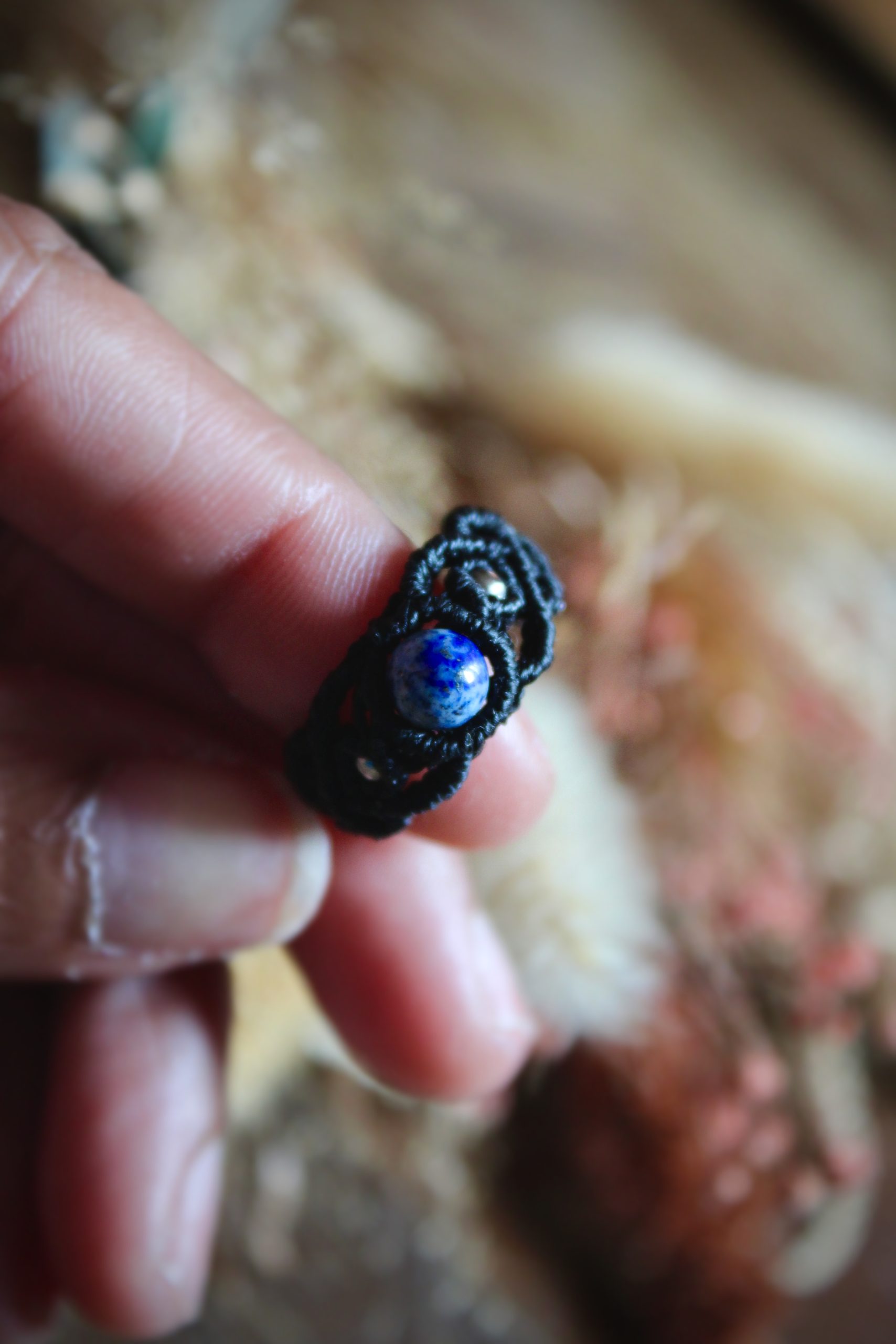 Bague en micro macramé noir avec une perle de lapis lazuli