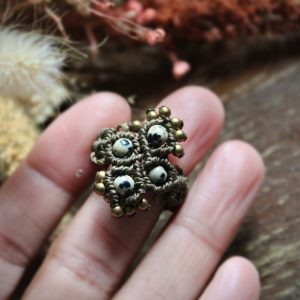 Bague marron en micro macramé avec jaspe dalmatien