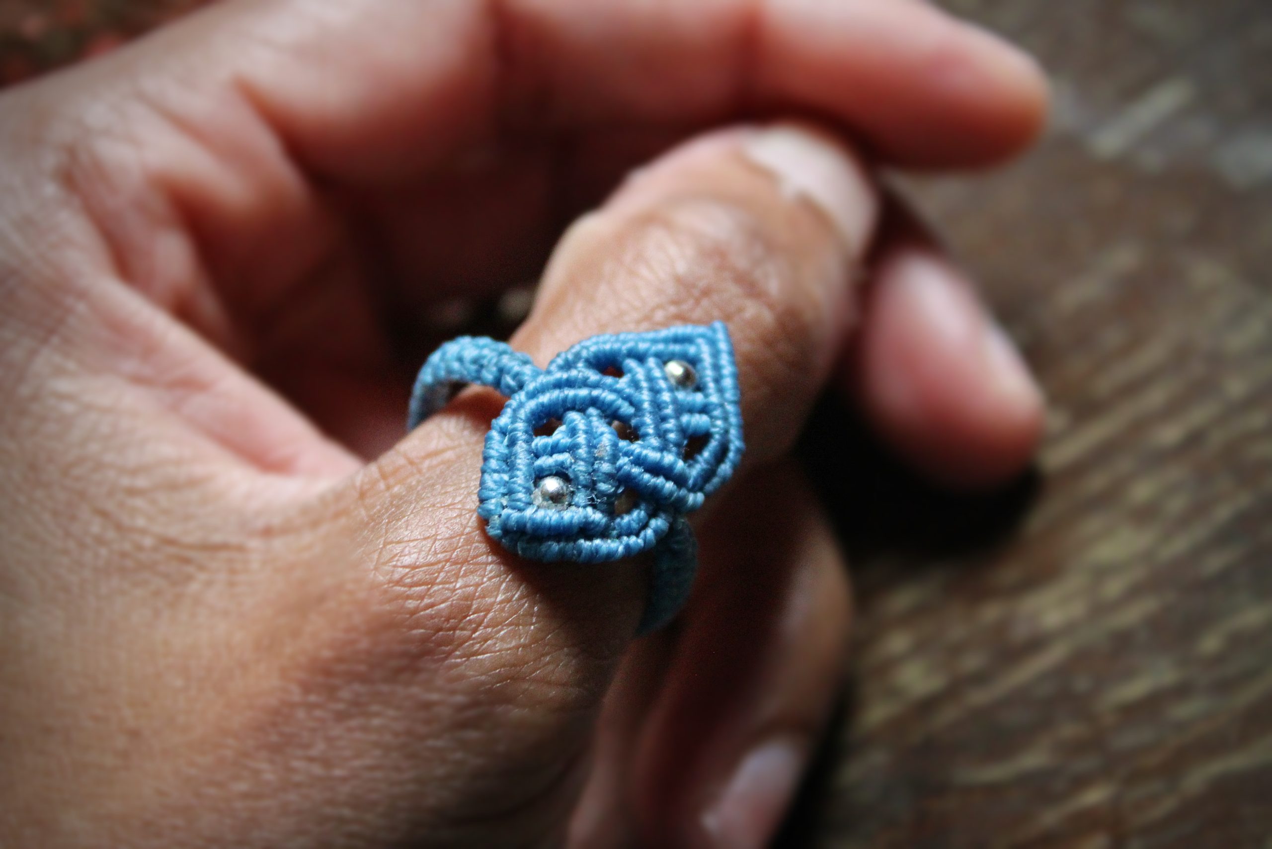 Bague celtique en micro macramé bleu et perles argent