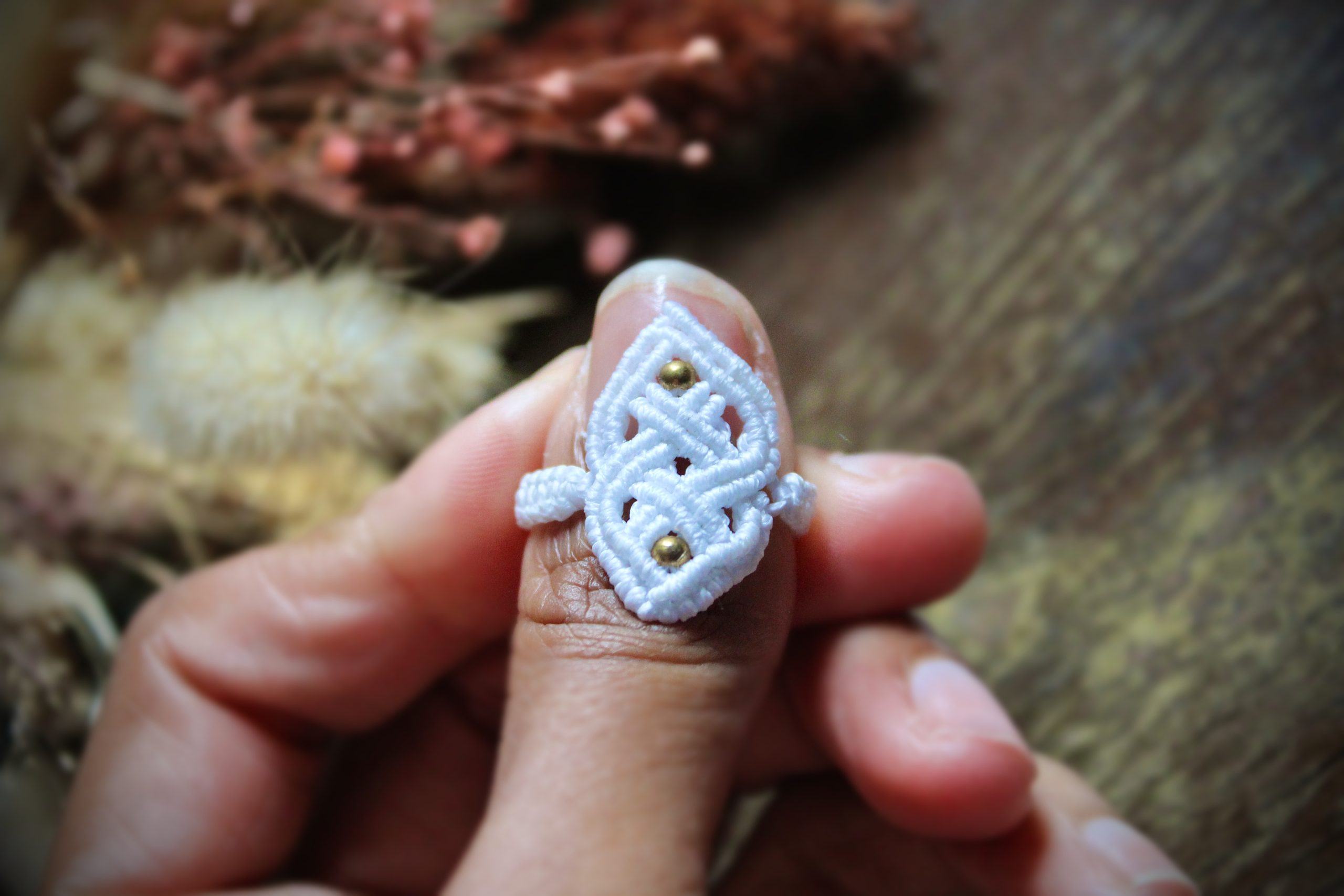 Bague celtique en micro macramé blanc et perles dorées