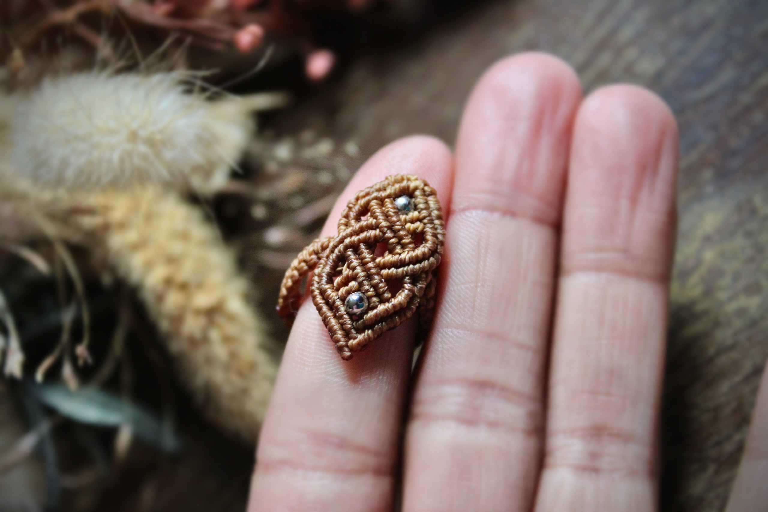 Bague celtique en micro macramé caramel et perles argent