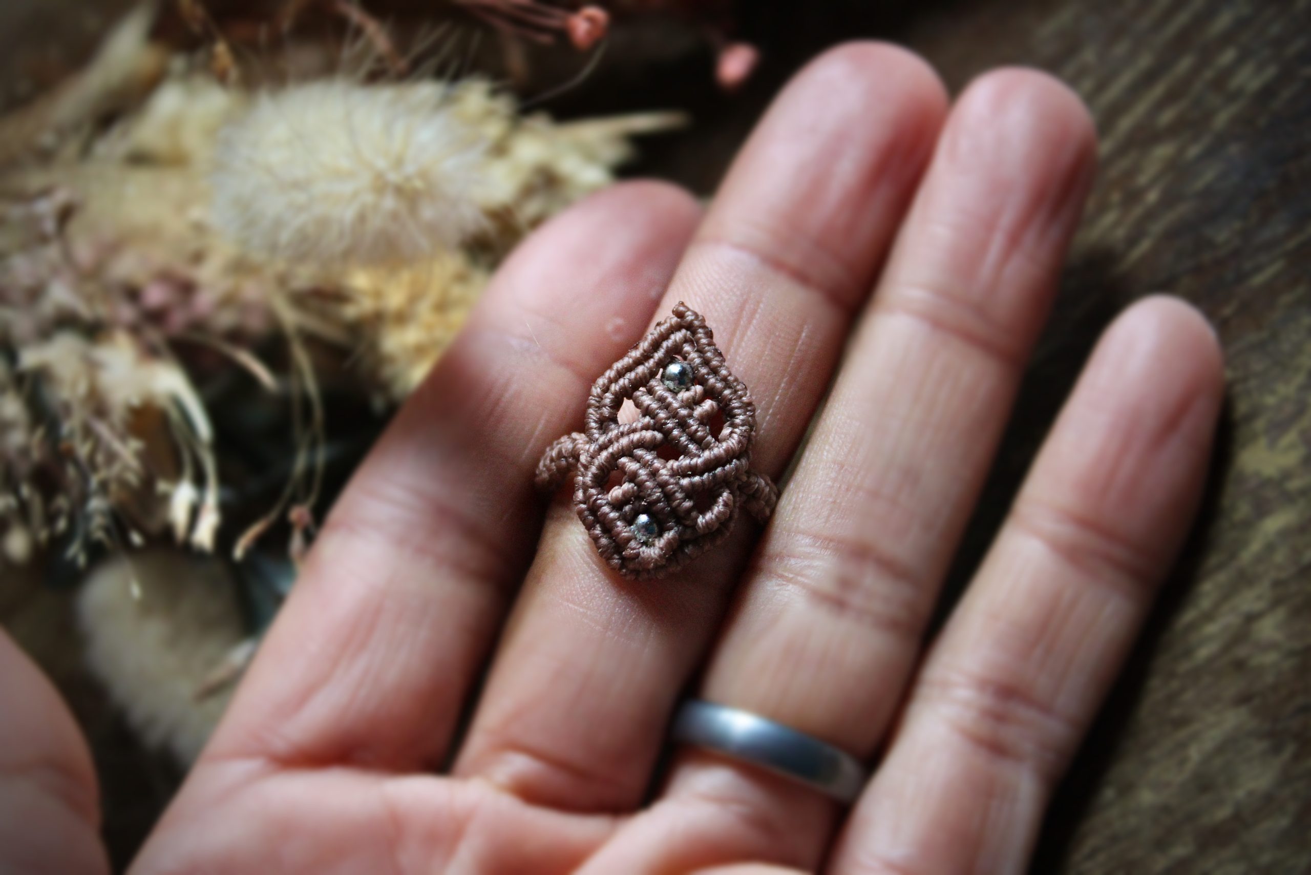 Bague celtique en micro macramé brun violet et perles argent