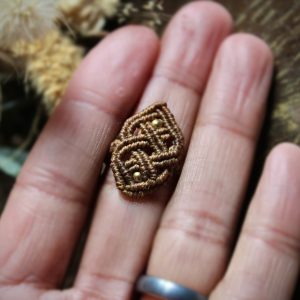 Bague celtique en micro macramé caramel et perles dorées