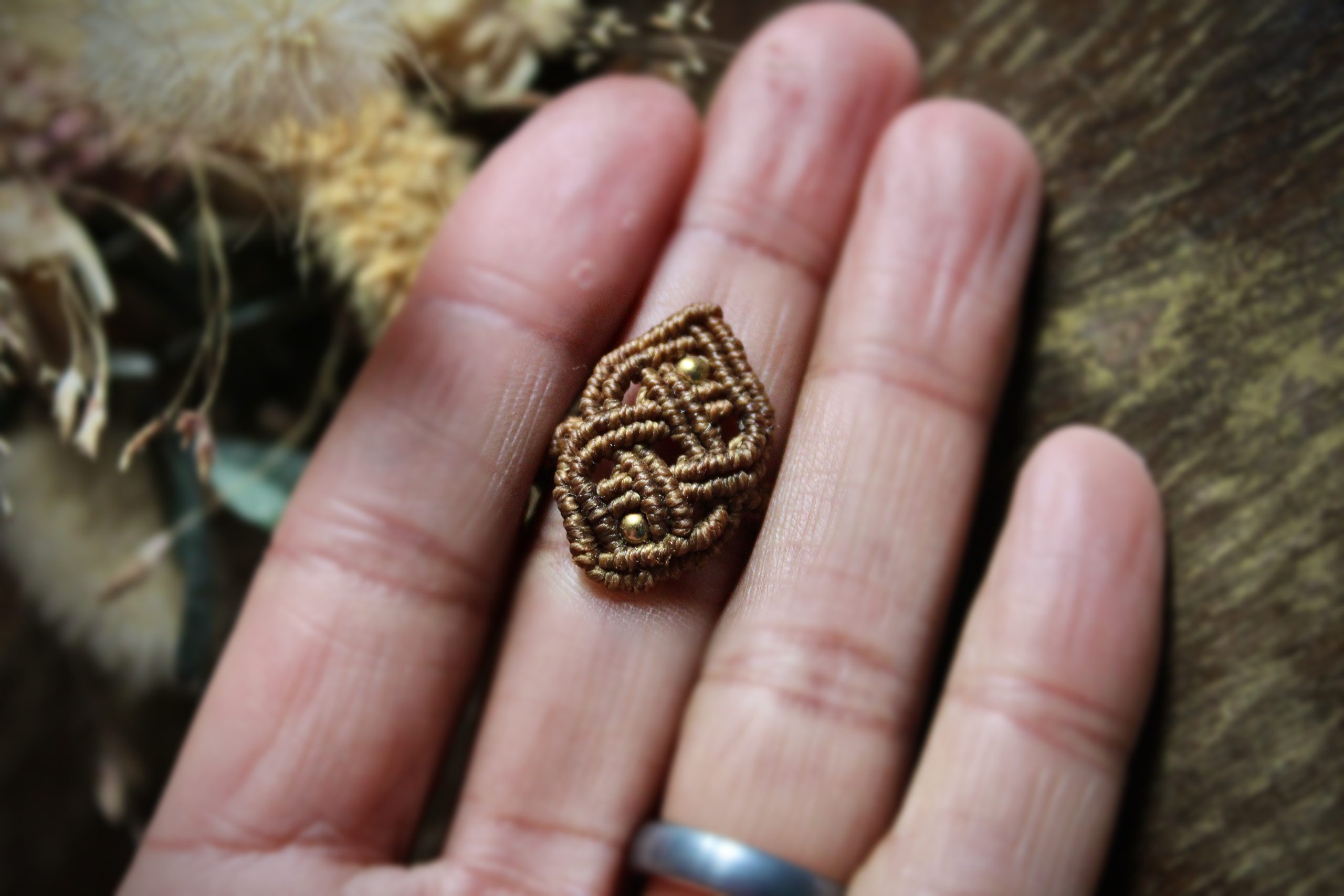 Bague celtique en micro macramé caramel et perles dorées