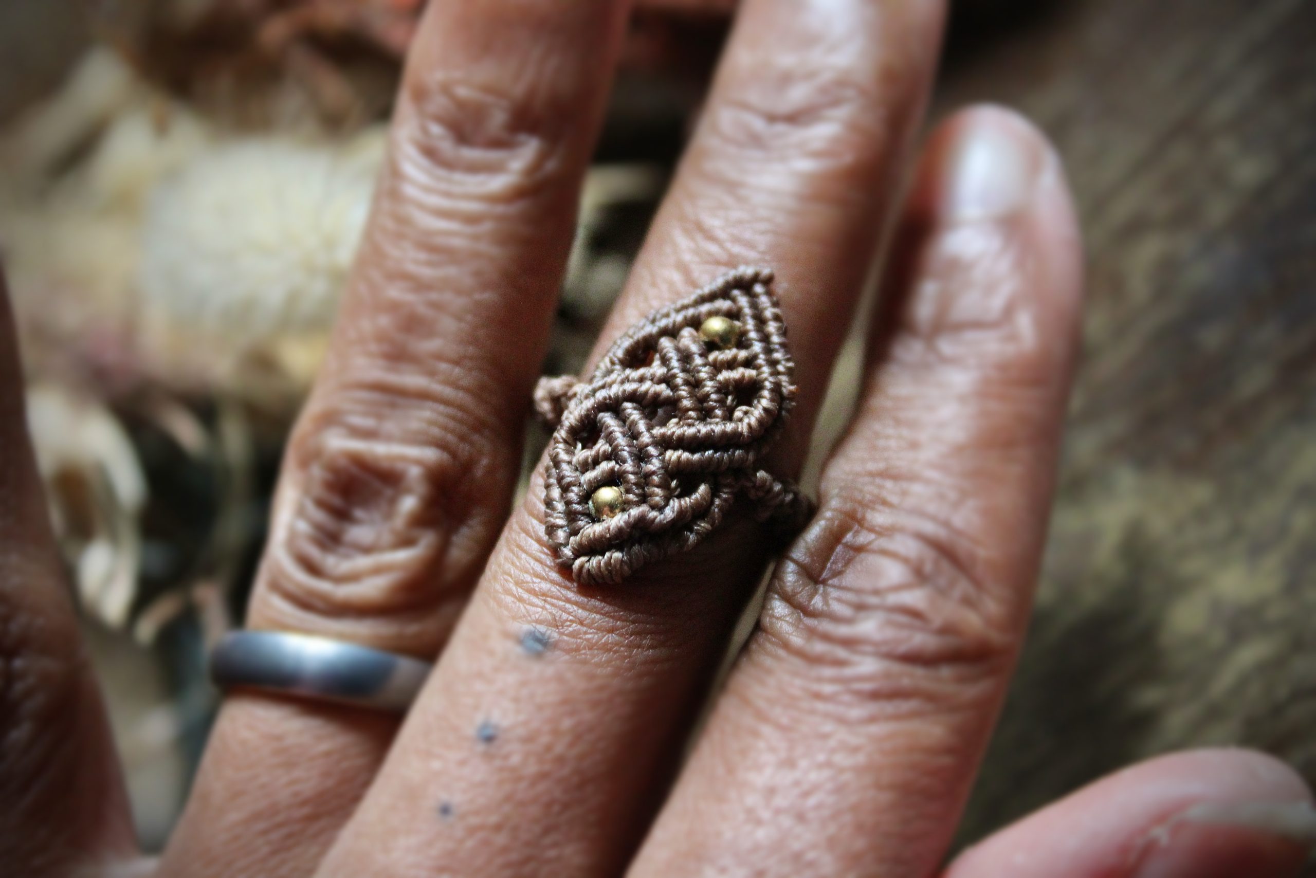 Bague celtique en micro macramé marron et perles dorées