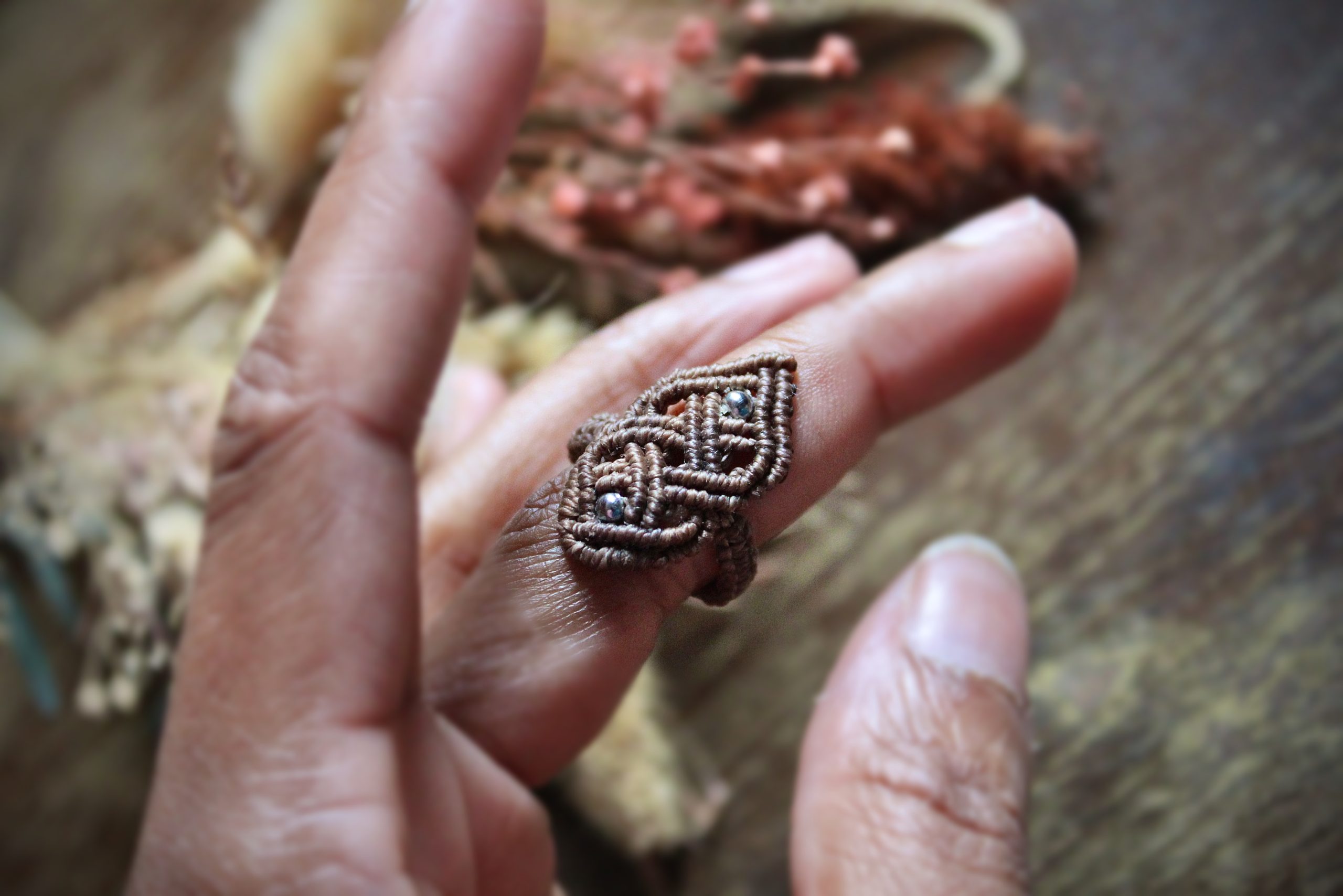 Bague celtique en micro macramé marron et perles argent