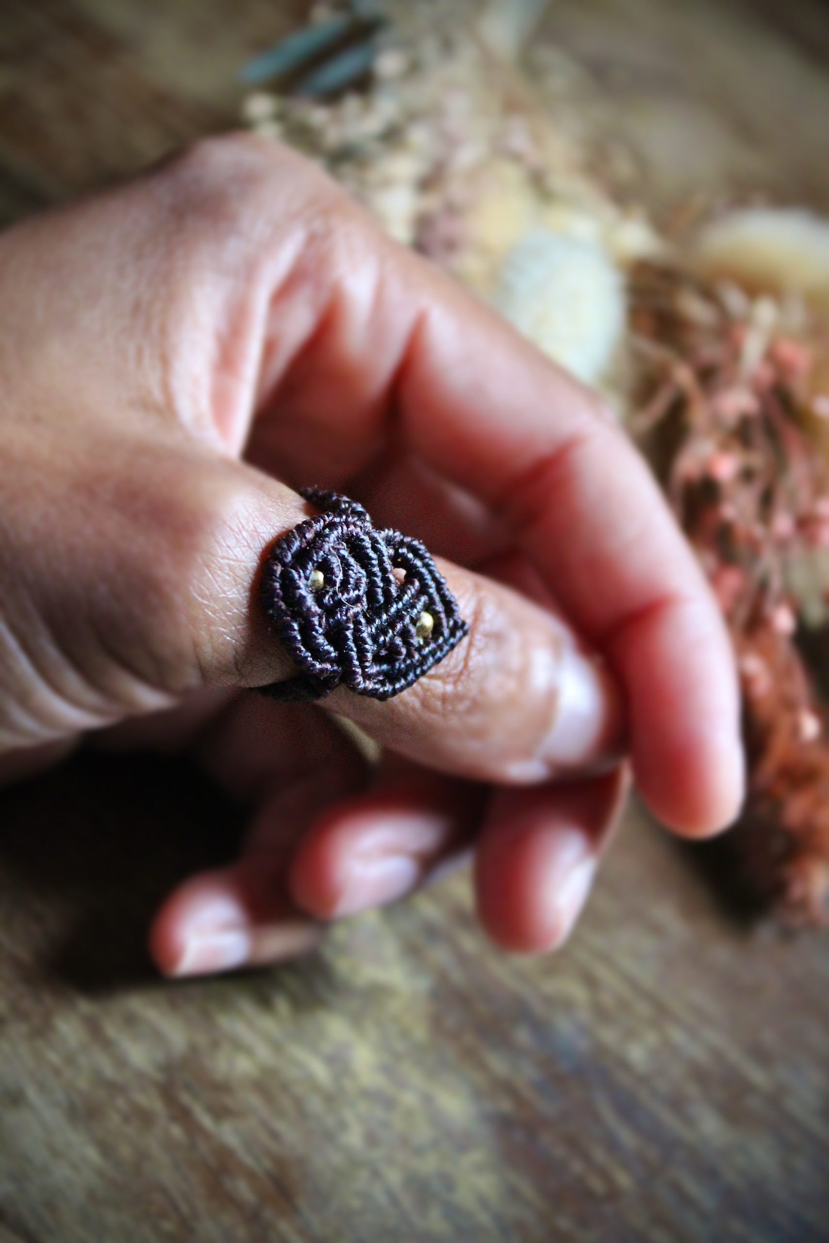 Bague celtique en micro macramé brun et perles dorées