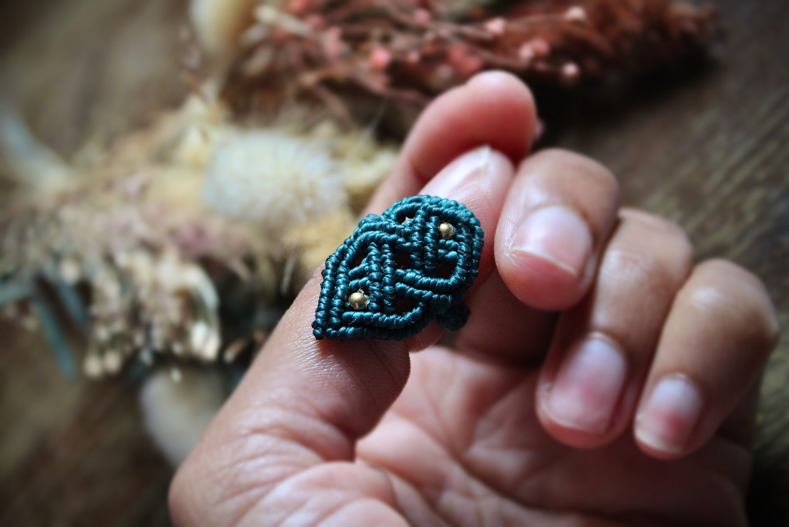 Bague celtique en micro macramé vert sapin et perles dorées