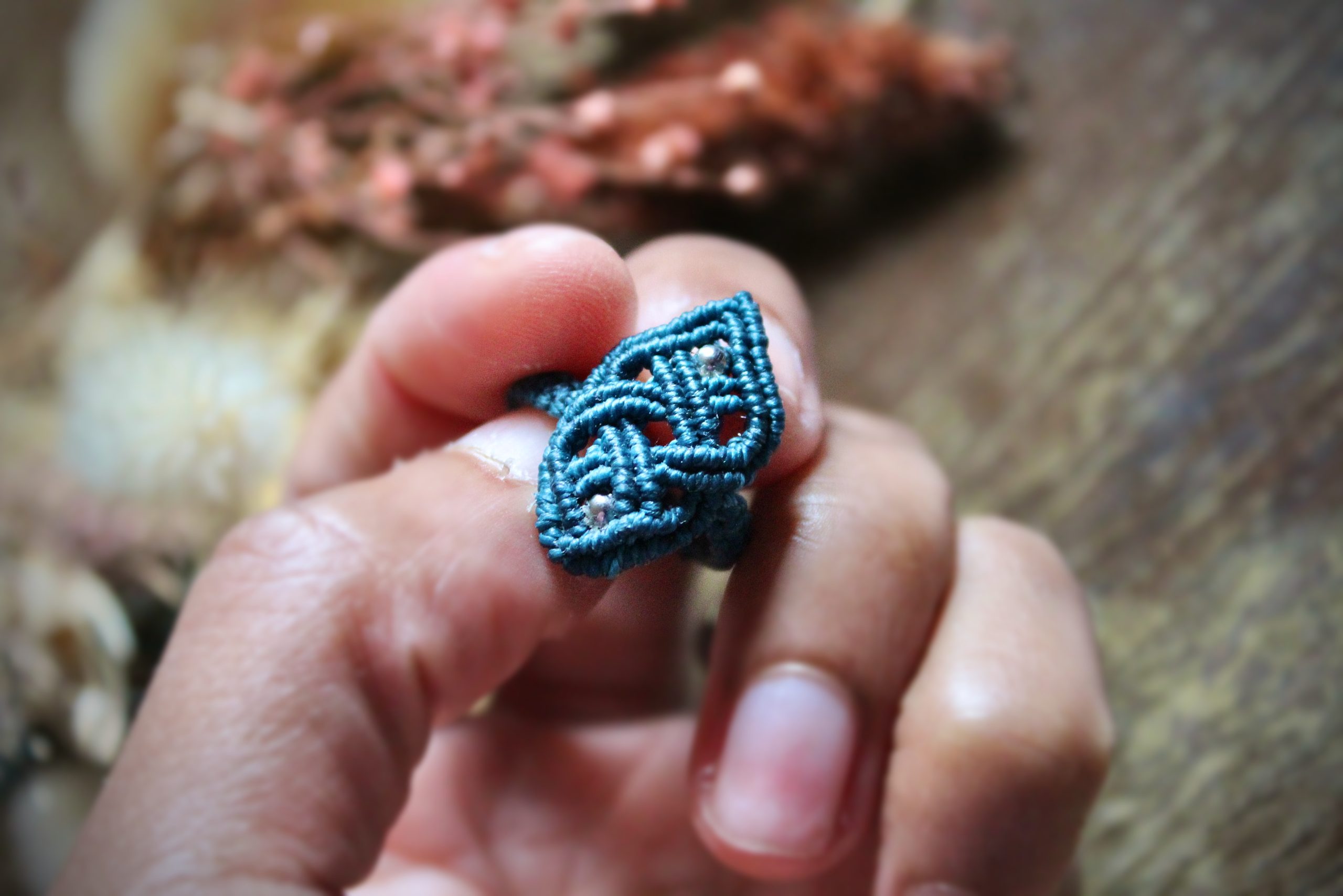 Bague celtique en micro macramé bleu turquoise et perles argent
