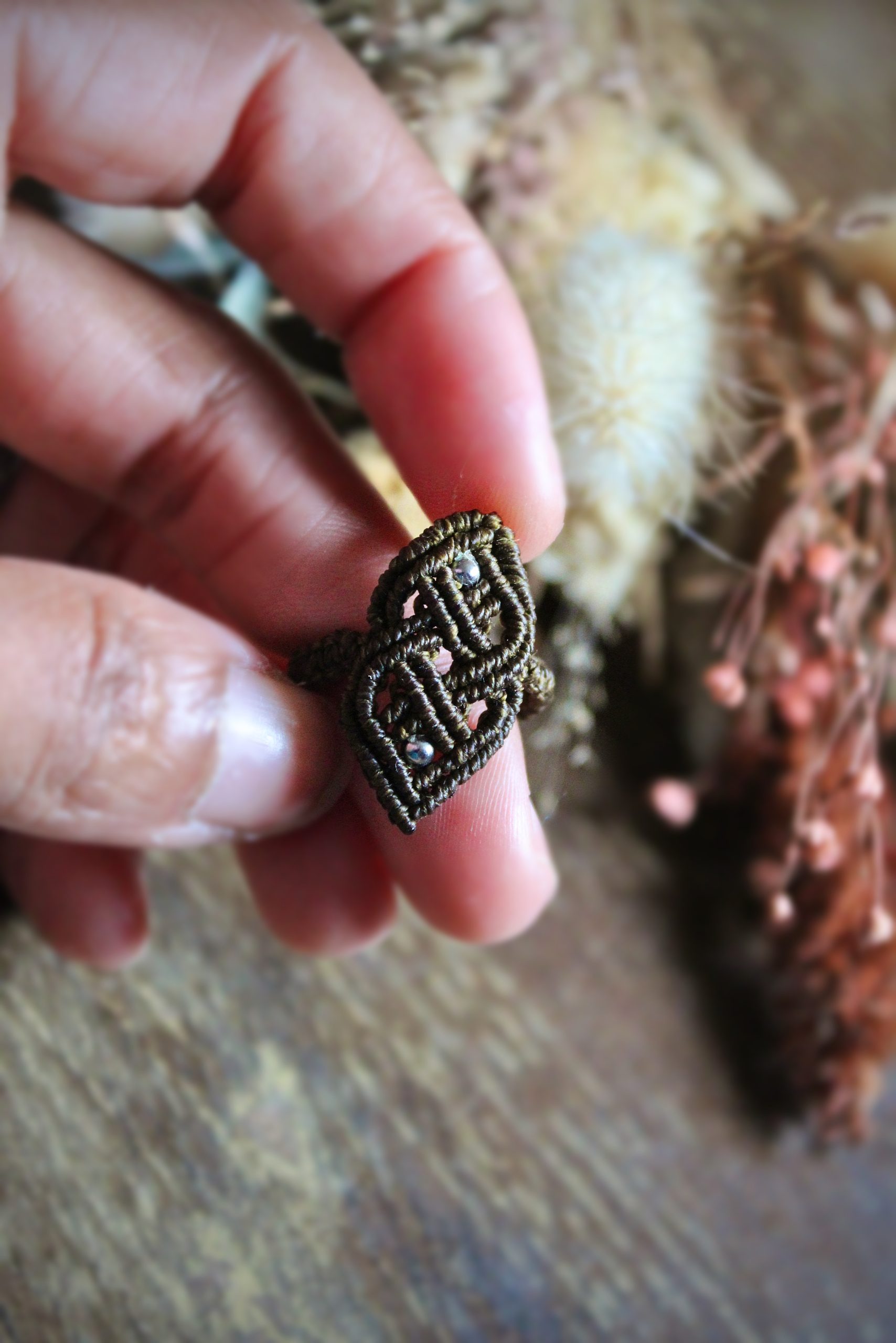Bague celtique en micro macramé chocolat et perles argent