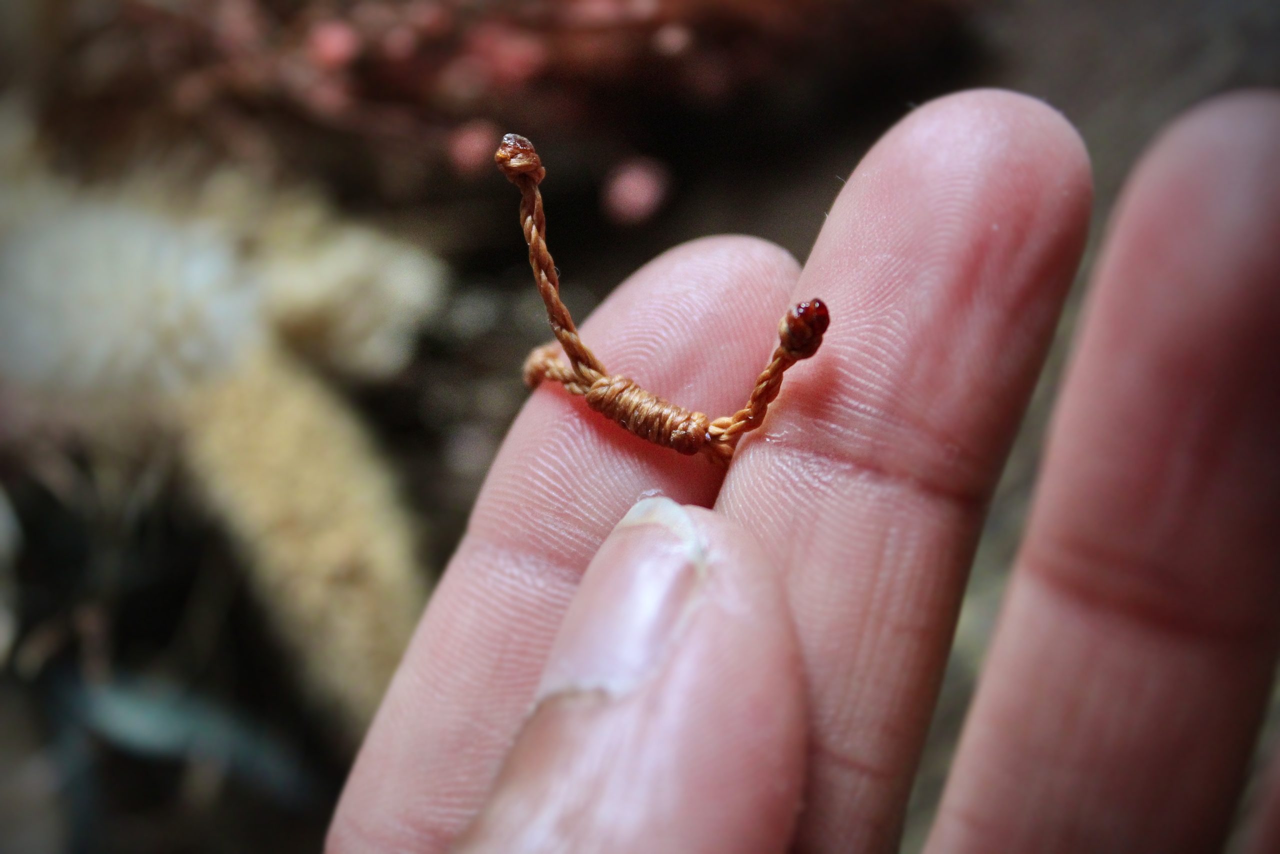 Lien réglable de bague en micro macramé