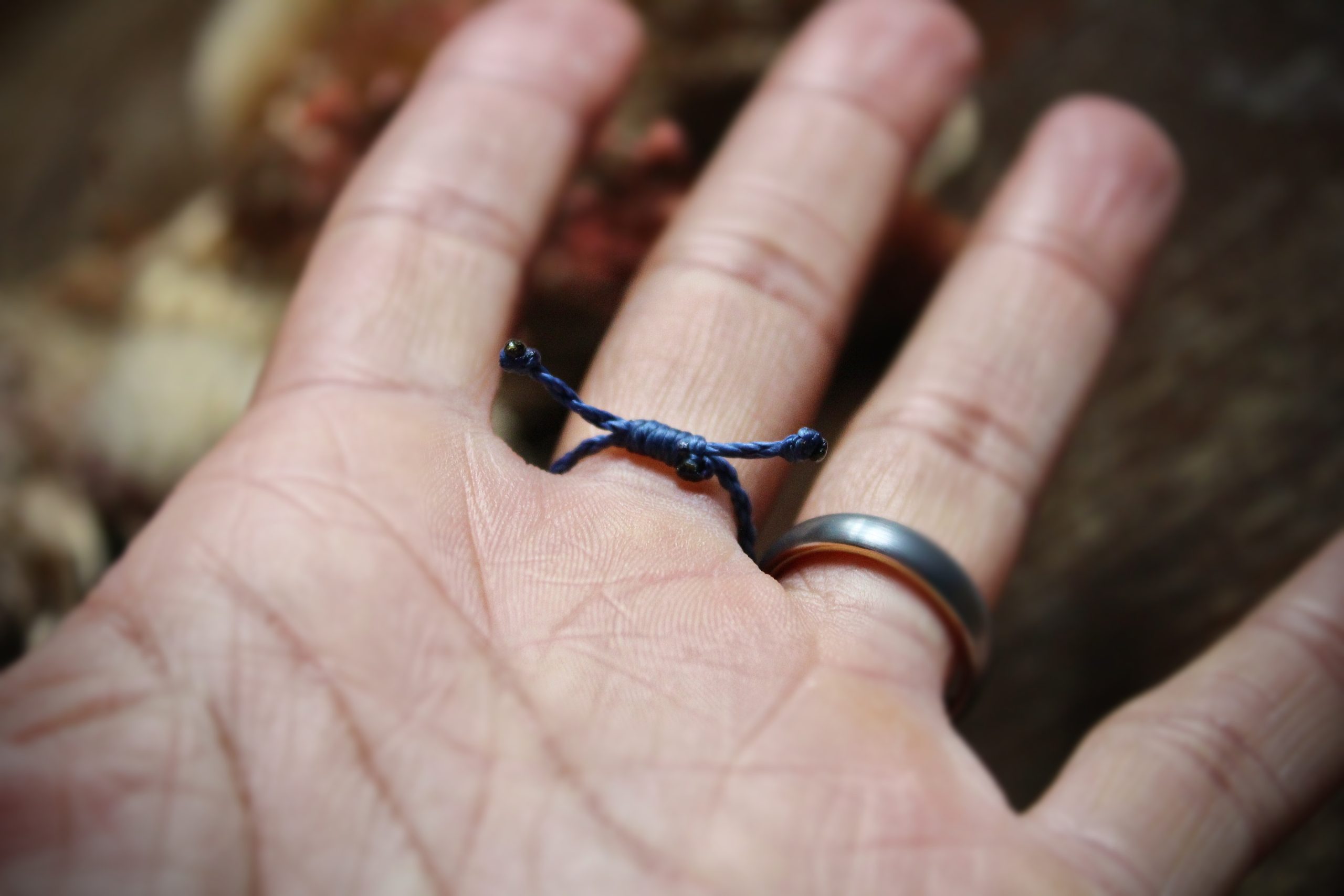 Lien réglable de bague en micro macramé