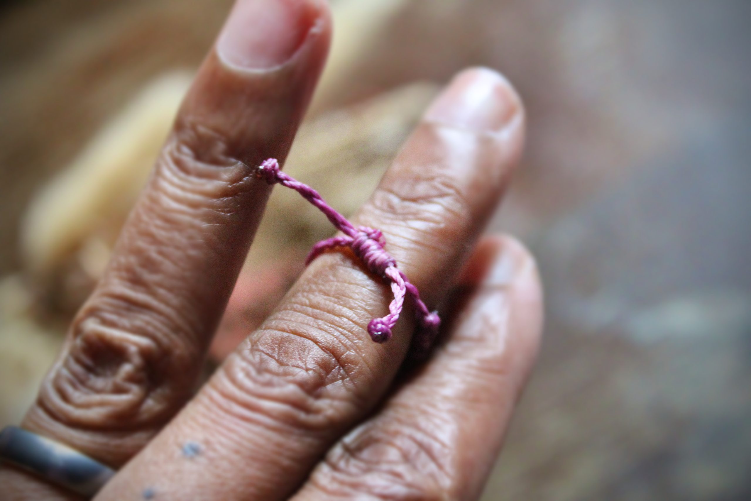 Lien réglable de bague en micro macramé