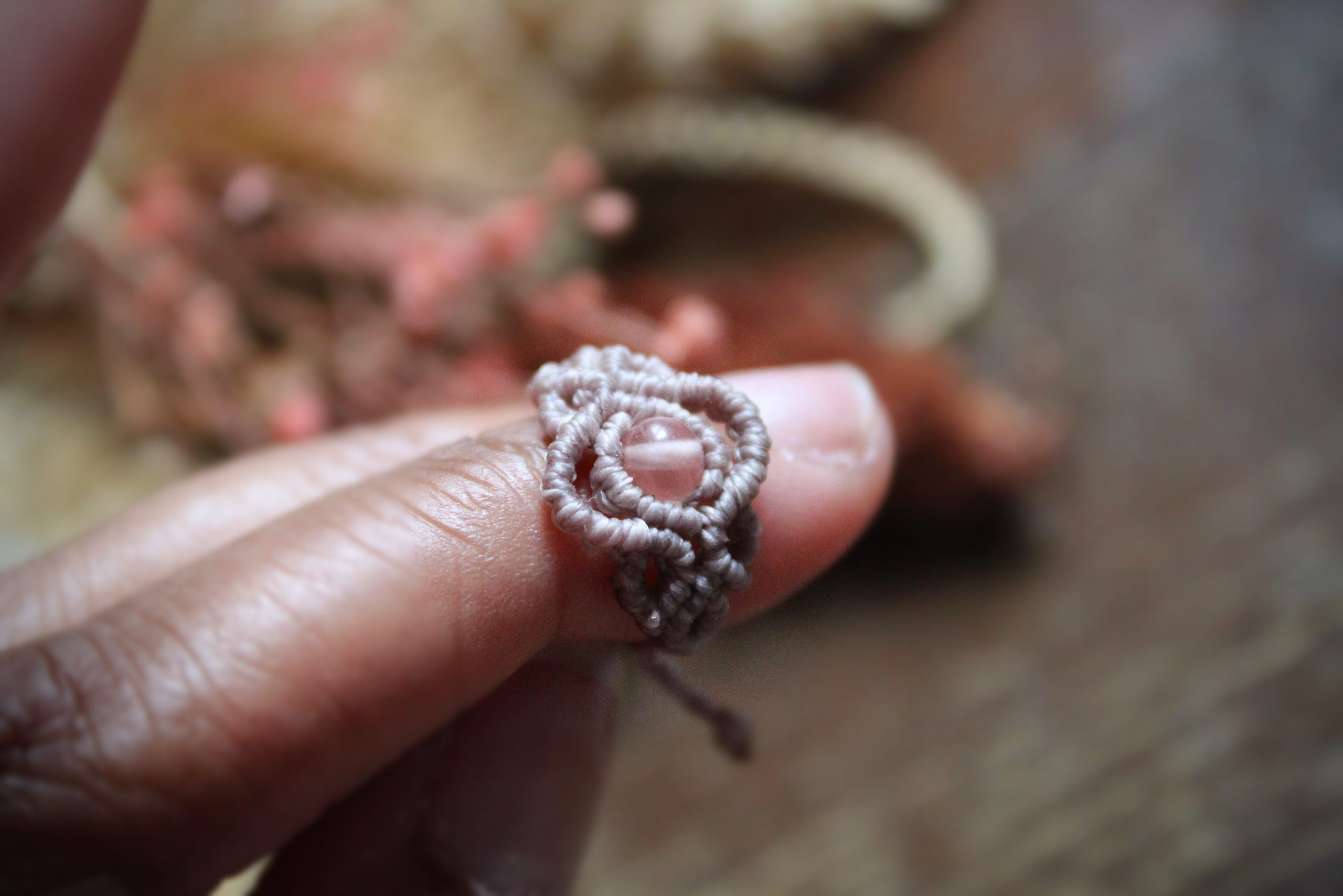 Bague réglable en micro macramé mauve en quartz rose