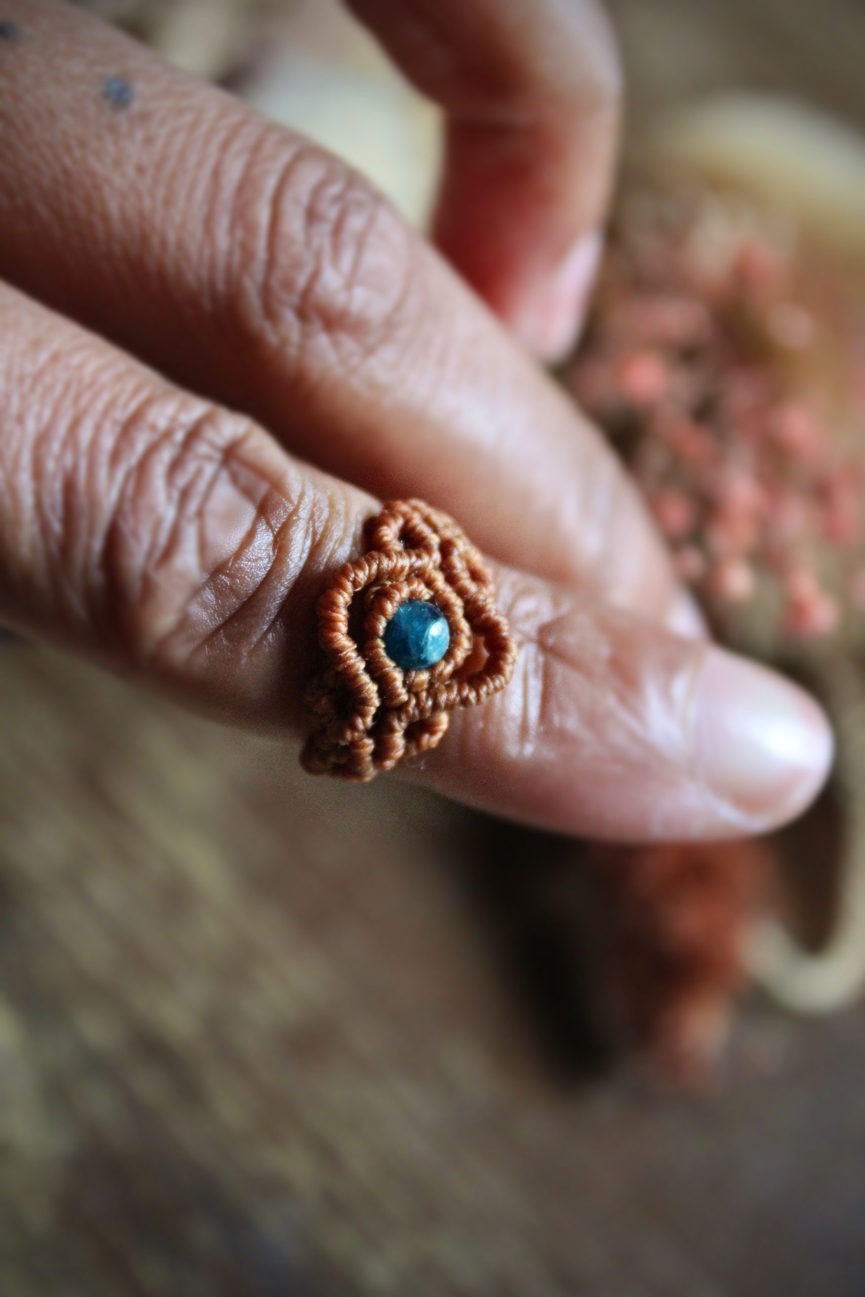Bague réglable en micro macramé caramel en pierre d'apatite