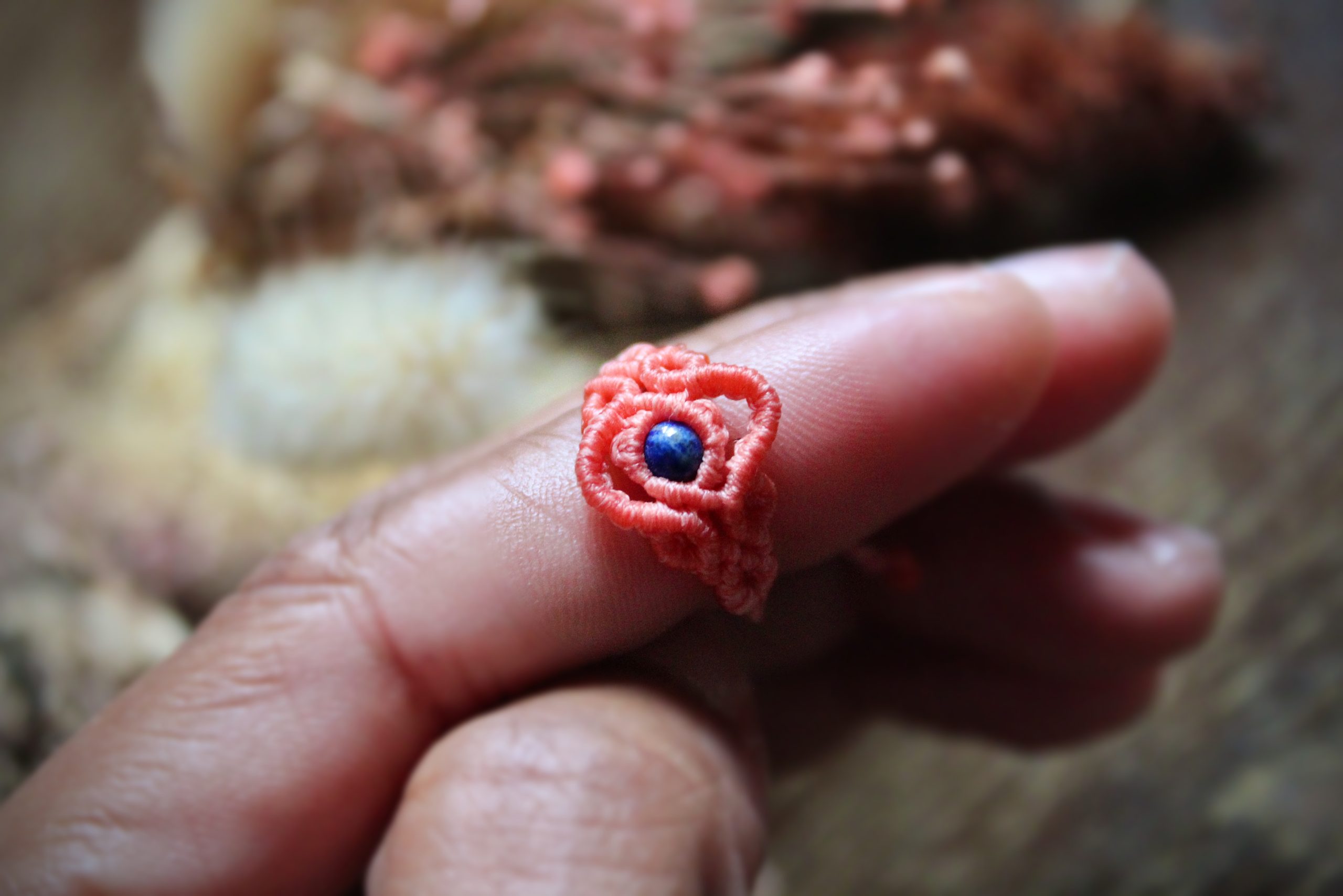 Bague réglable en micro macramé saumon en pierre de lapis lazuli