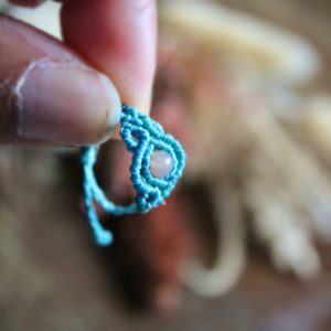 Bague réglable en micro macramé bleu ciel en pierre de soleil