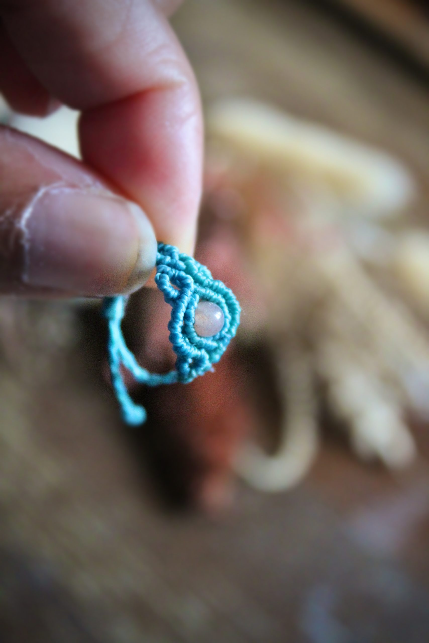 Bague réglable en micro macramé bleu ciel en pierre de soleil