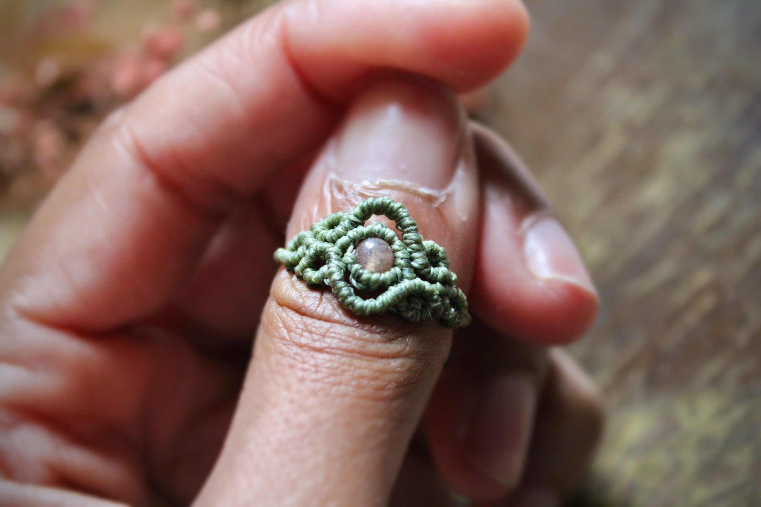 Bague réglable en micro macramé kaki en pierre de quartz rose