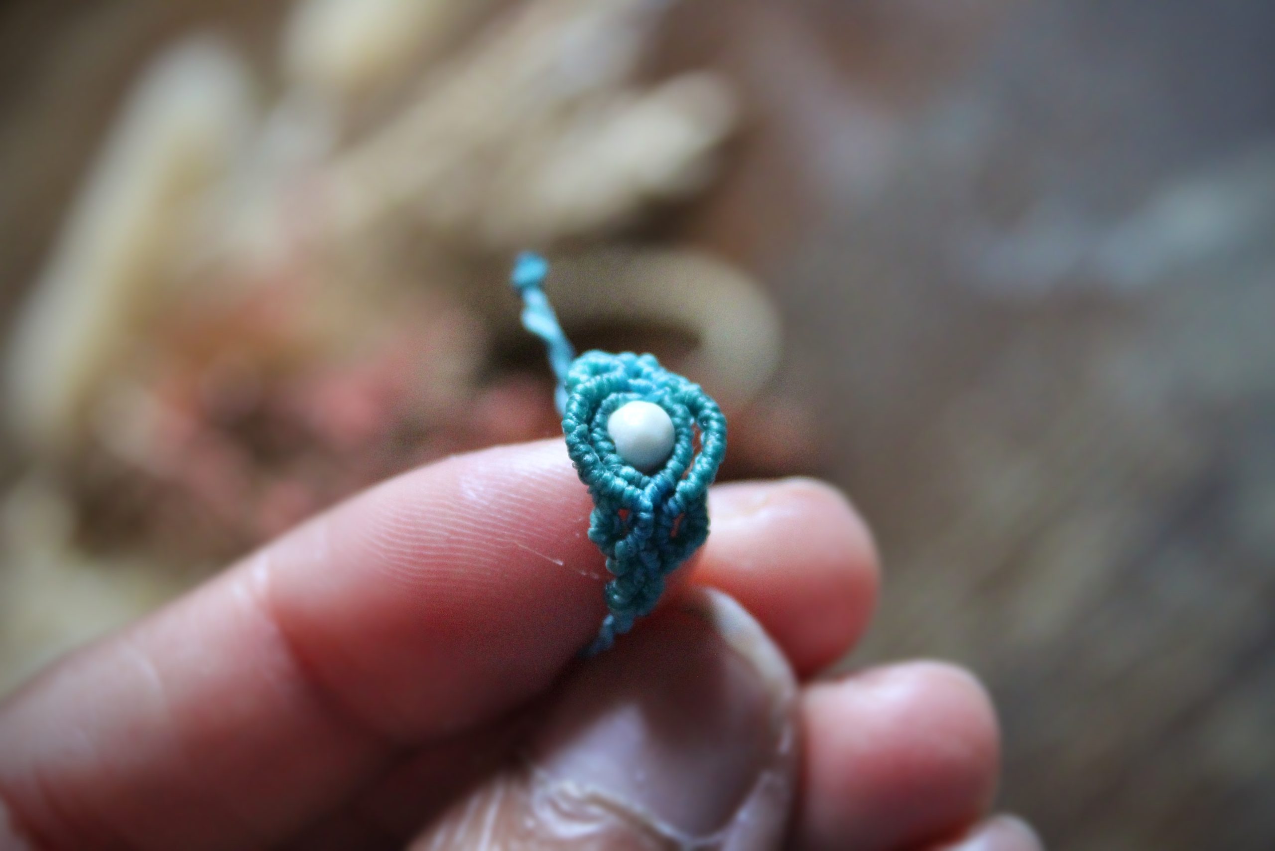 Bague réglable en micro macramé vert d'eau en pierre d'amazonite
