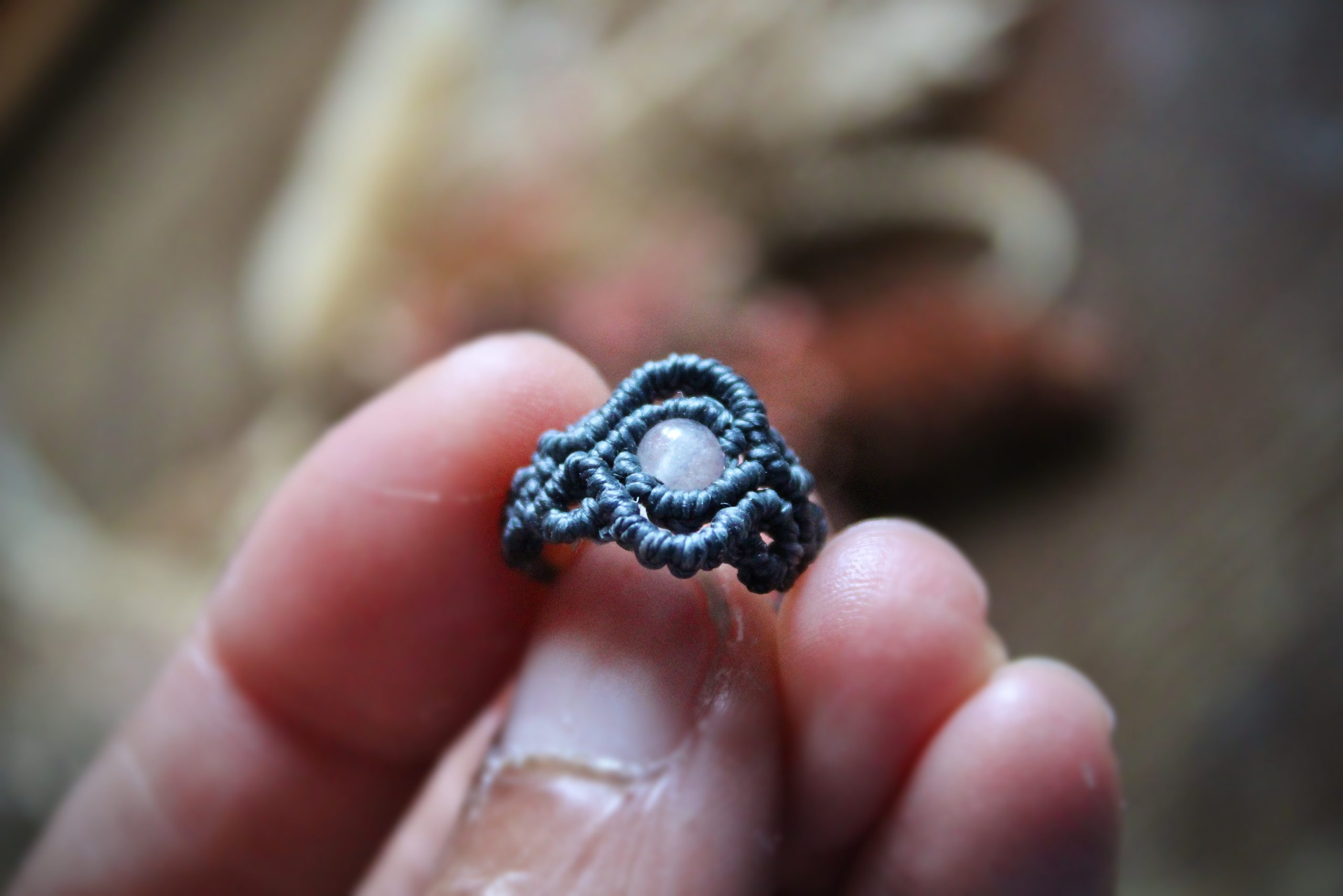 Bague réglable en micro macramé grise en quartz rutile