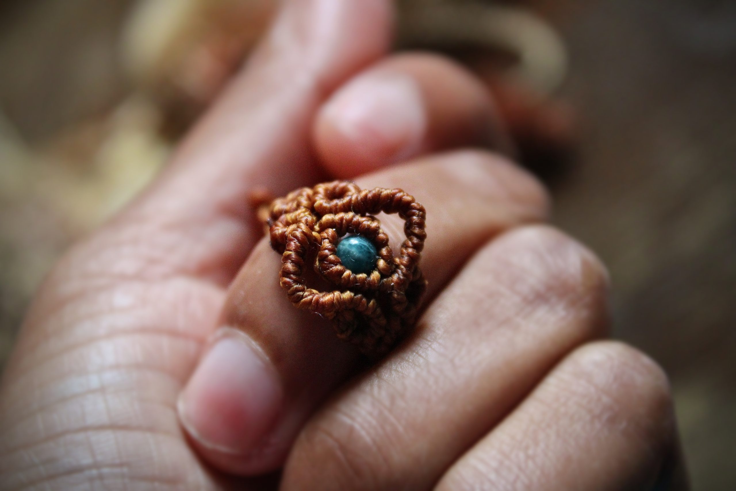 Bague réglable en micro macramé caramel en pierre d'apatite