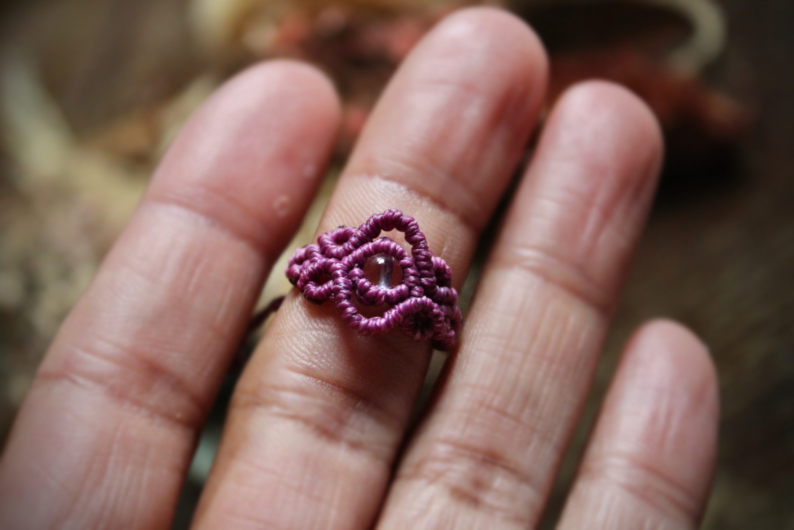 Bague réglable en micro macramé rose en cristal de roche