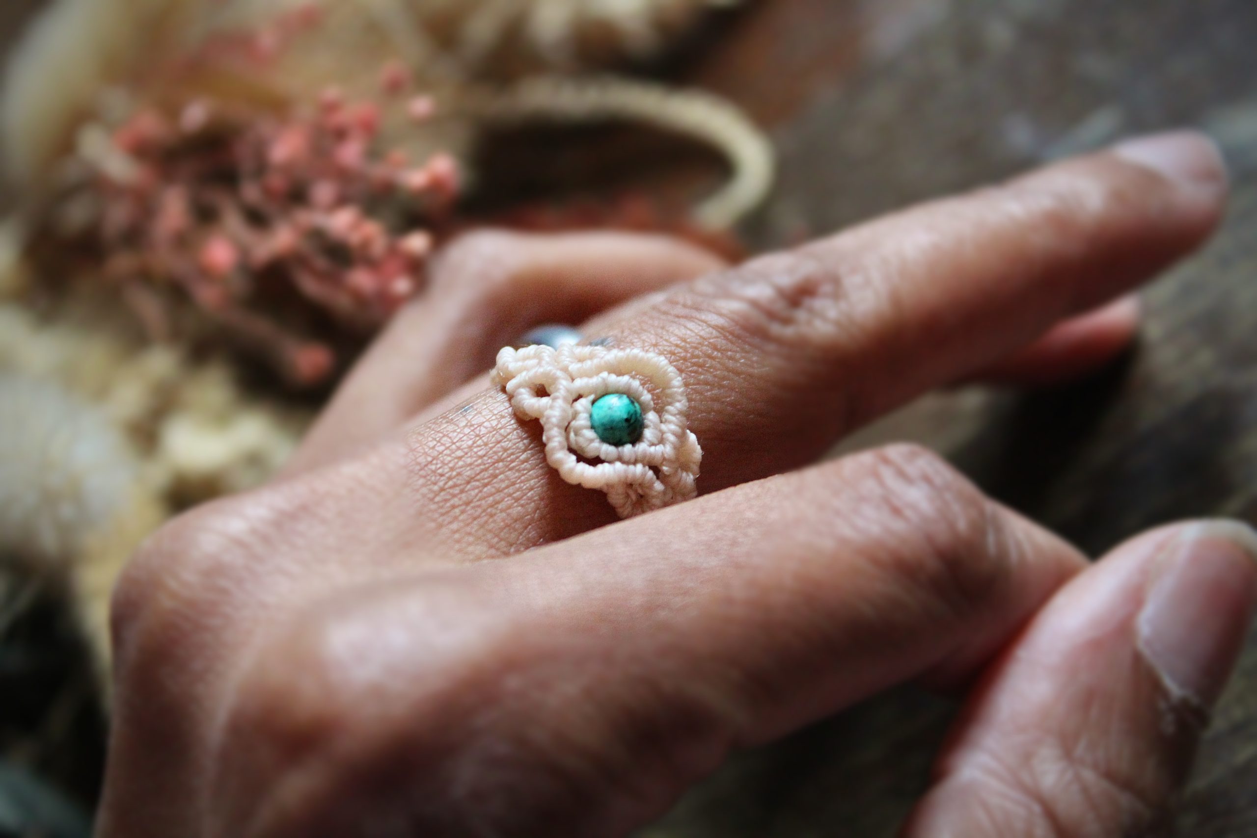 Bague réglable en micro macramé beige en pierre de turquoise africaine