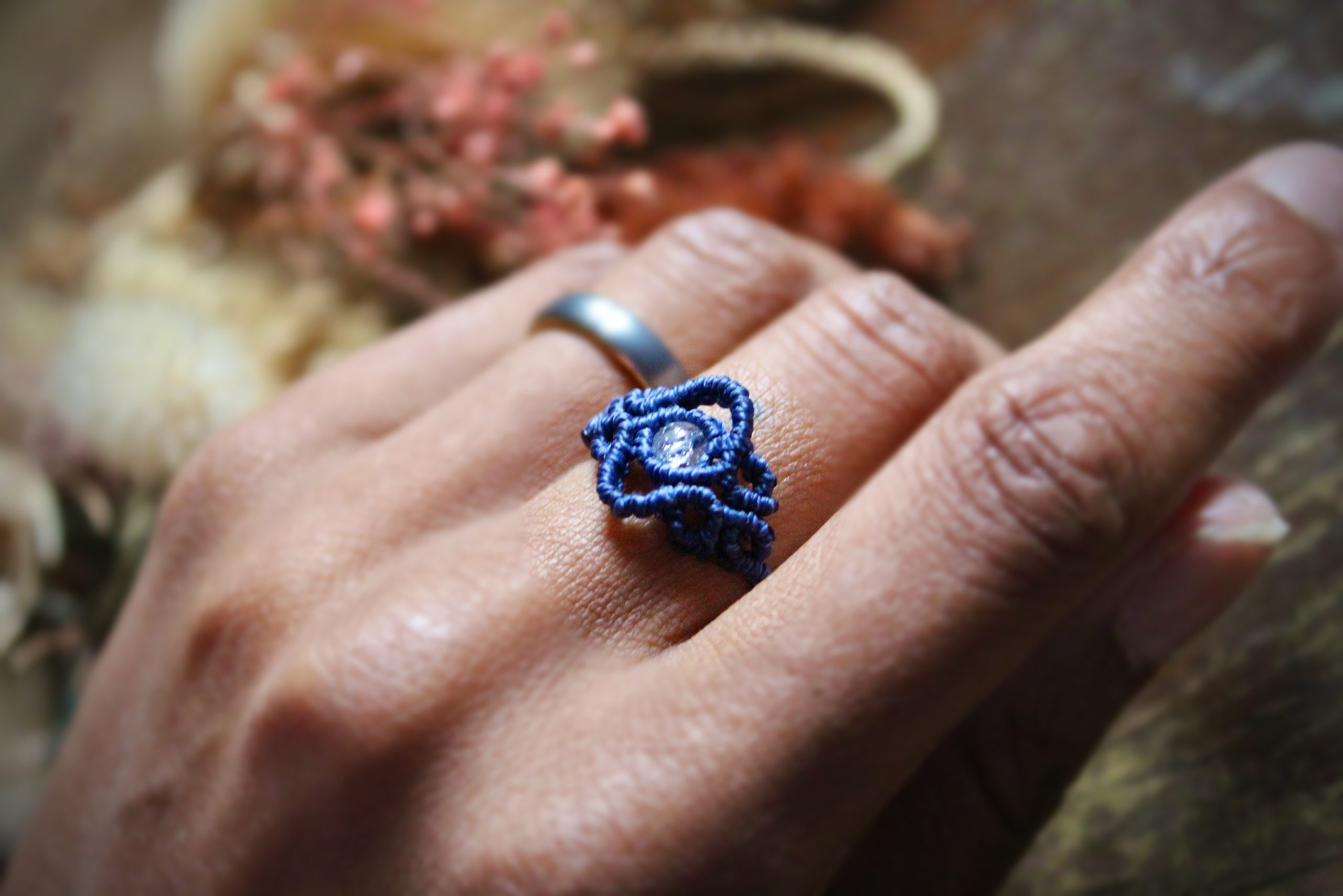 Bague réglable en micro macramé bleu en pierre de cristal de roche craquelé