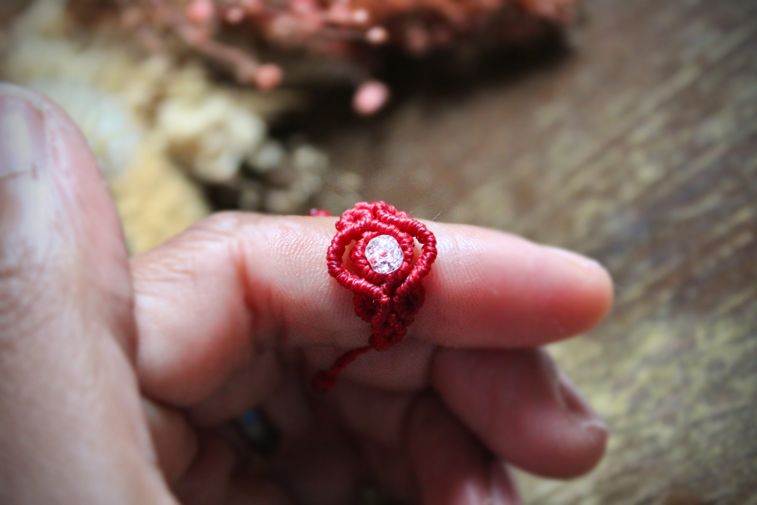 Bague réglable en micro macramé rouge en pierre de cristal de roche craquelé