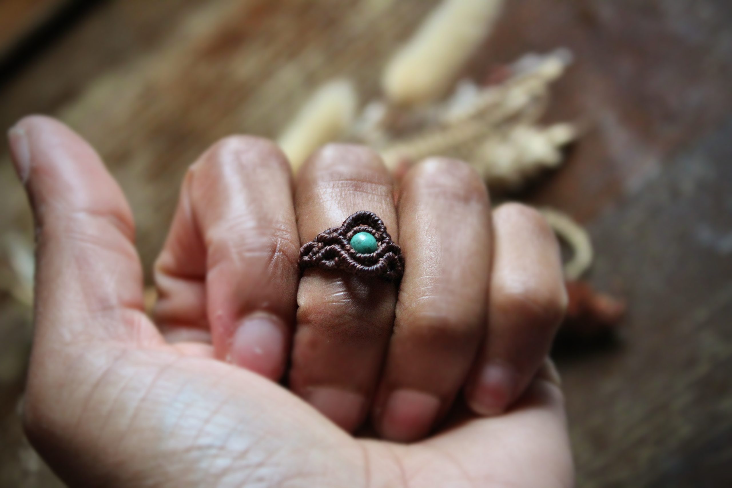 Bague réglable en micro macramé marron avec pierre de turquoise africaine