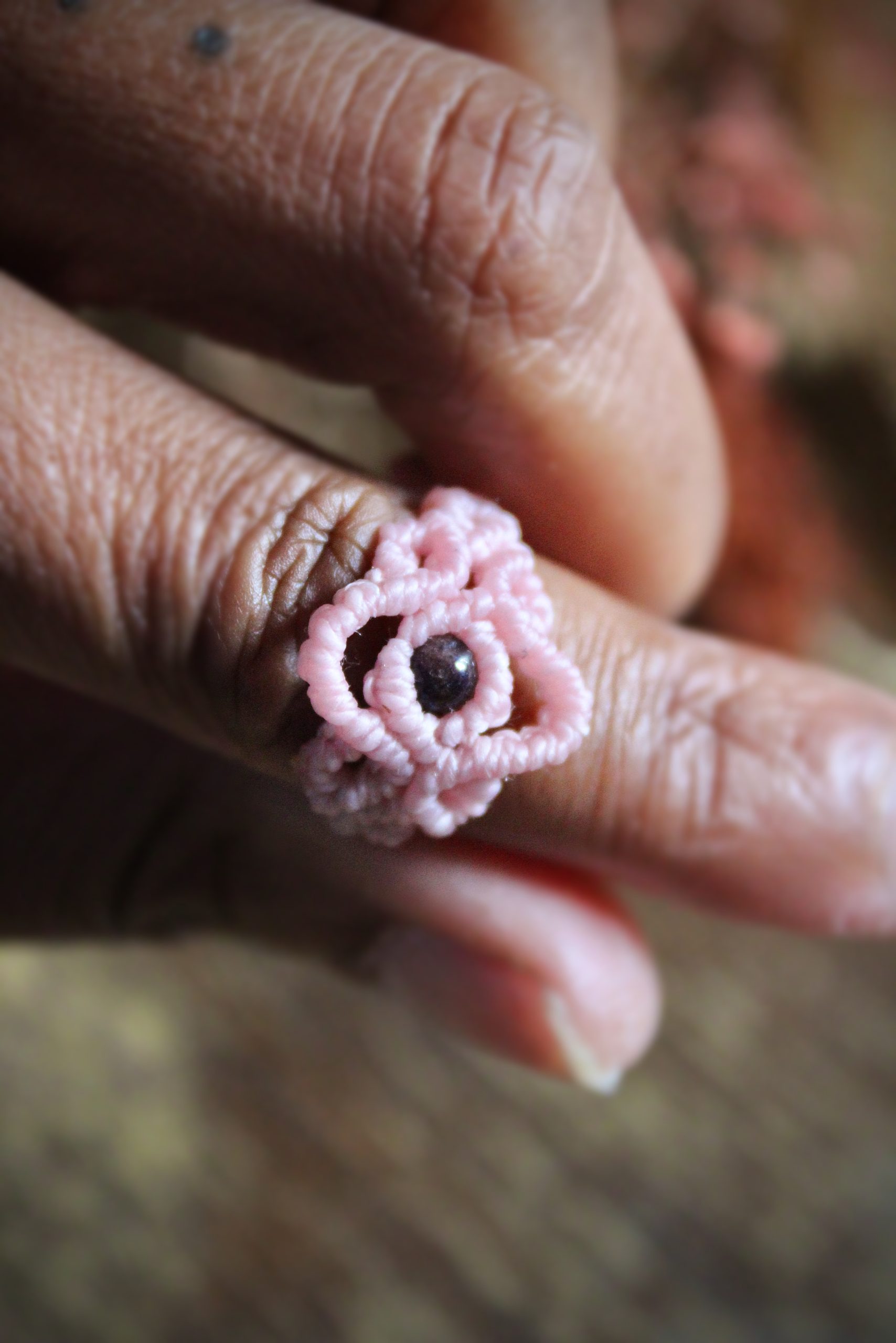 Bague réglable en micro macramé rose en pierre de grenat