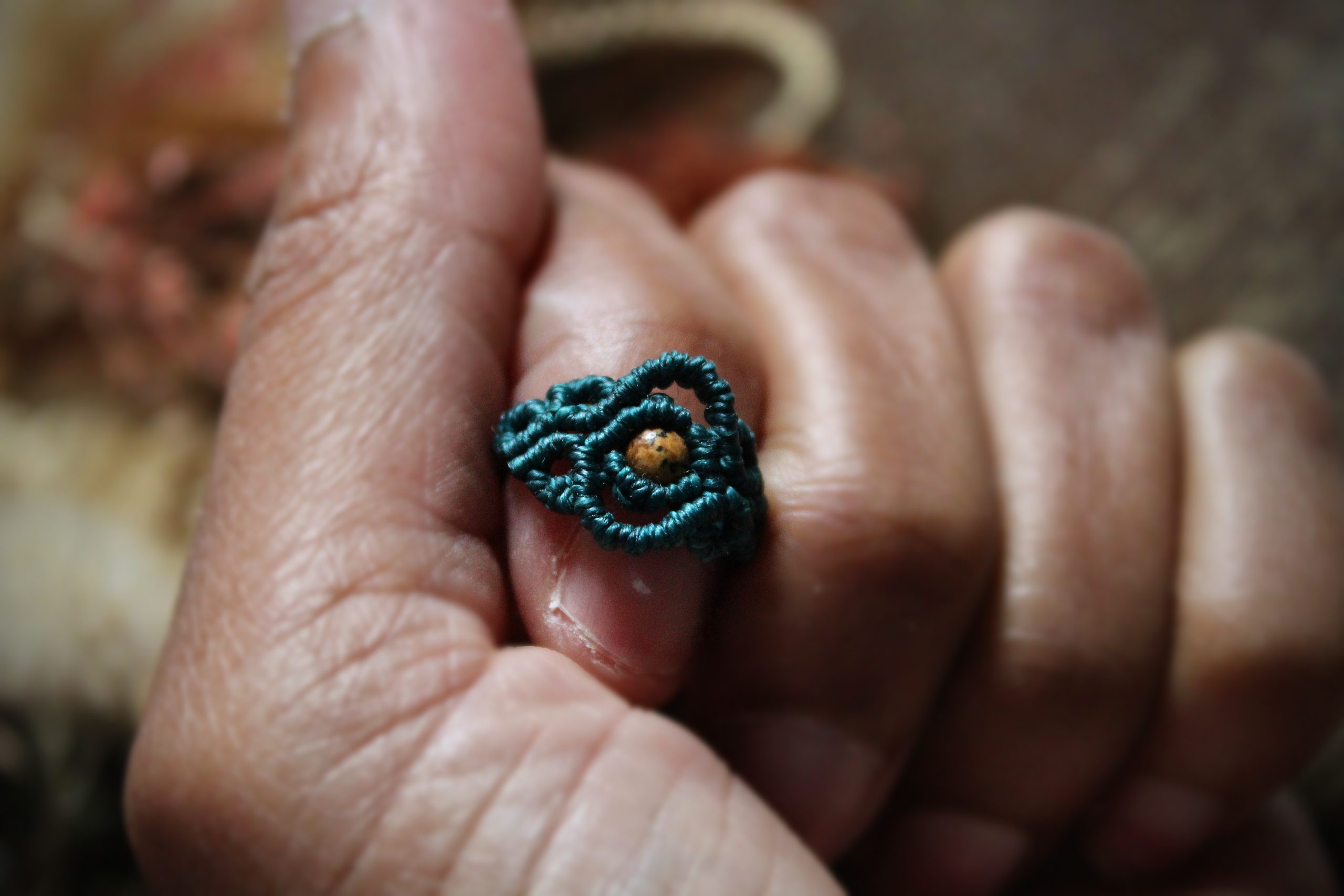 Bague réglable en micro macramé vert sapin en pierre bois pétrifié