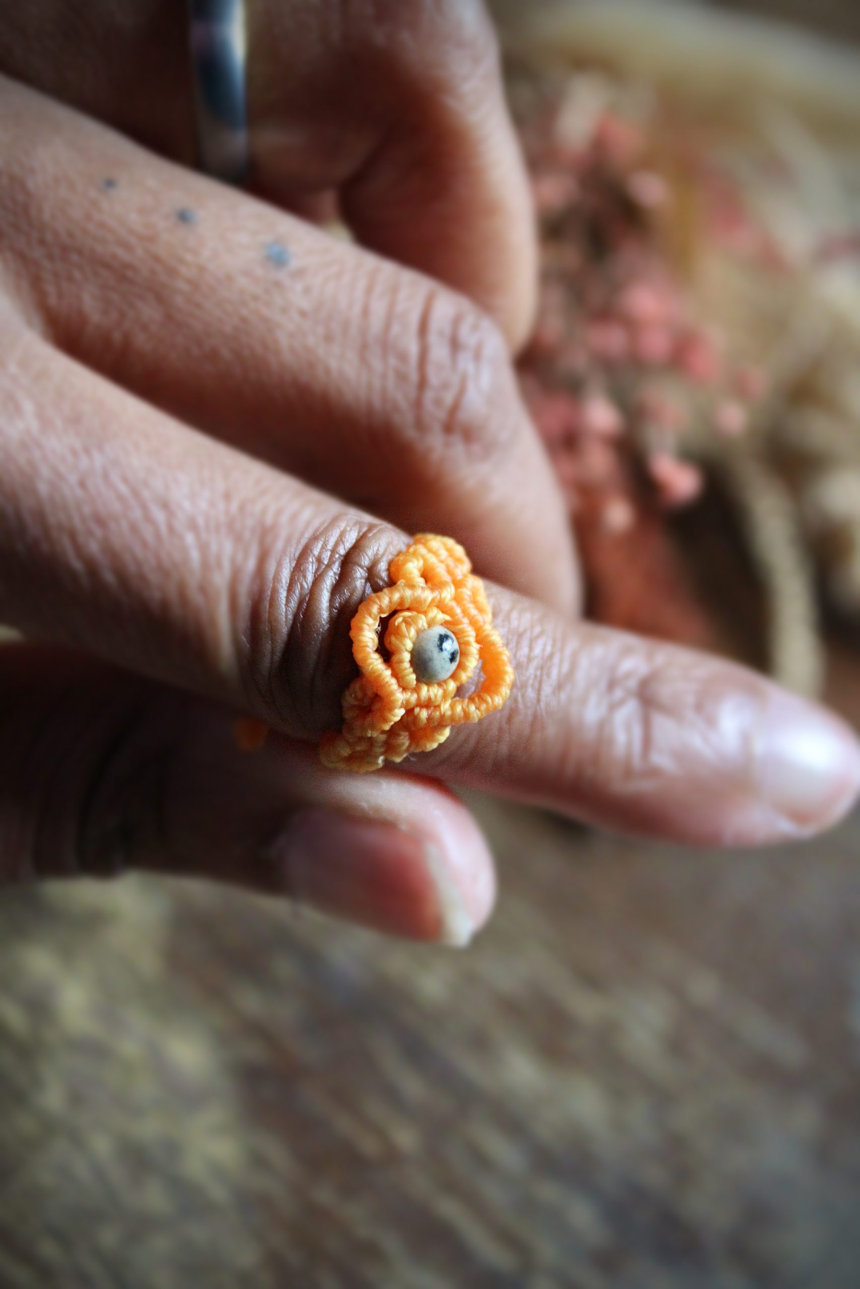 Bague réglable en micro macramé jaune avec pierre en jaspe dalmatien