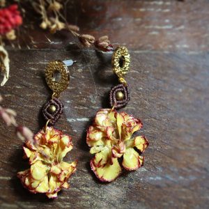 Boucles d'oreilles en œillets jaunes et micro macramé