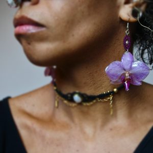 Boucles d'oreilles portées en véritables orchidées et pièces en micro macramé