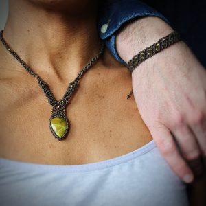 Parure mixte avec collier opale verte et bracelet en micro macramé portée