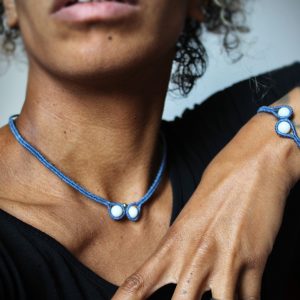 Parure de bijoux bleu (bracelet et collier) en micro macramé portée