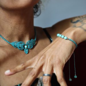 Parure micro macramé avec bracelet et collier amazonite portée