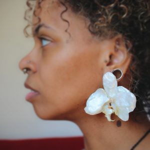 Boucles d'oreilles portées orchidées blancs nacre