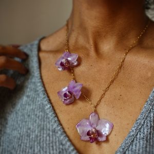 Collier portée triple orchidées véritables