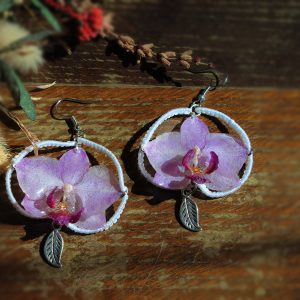 Boucles d'oreilles Orchidées violettes, plumes et macramé blanc