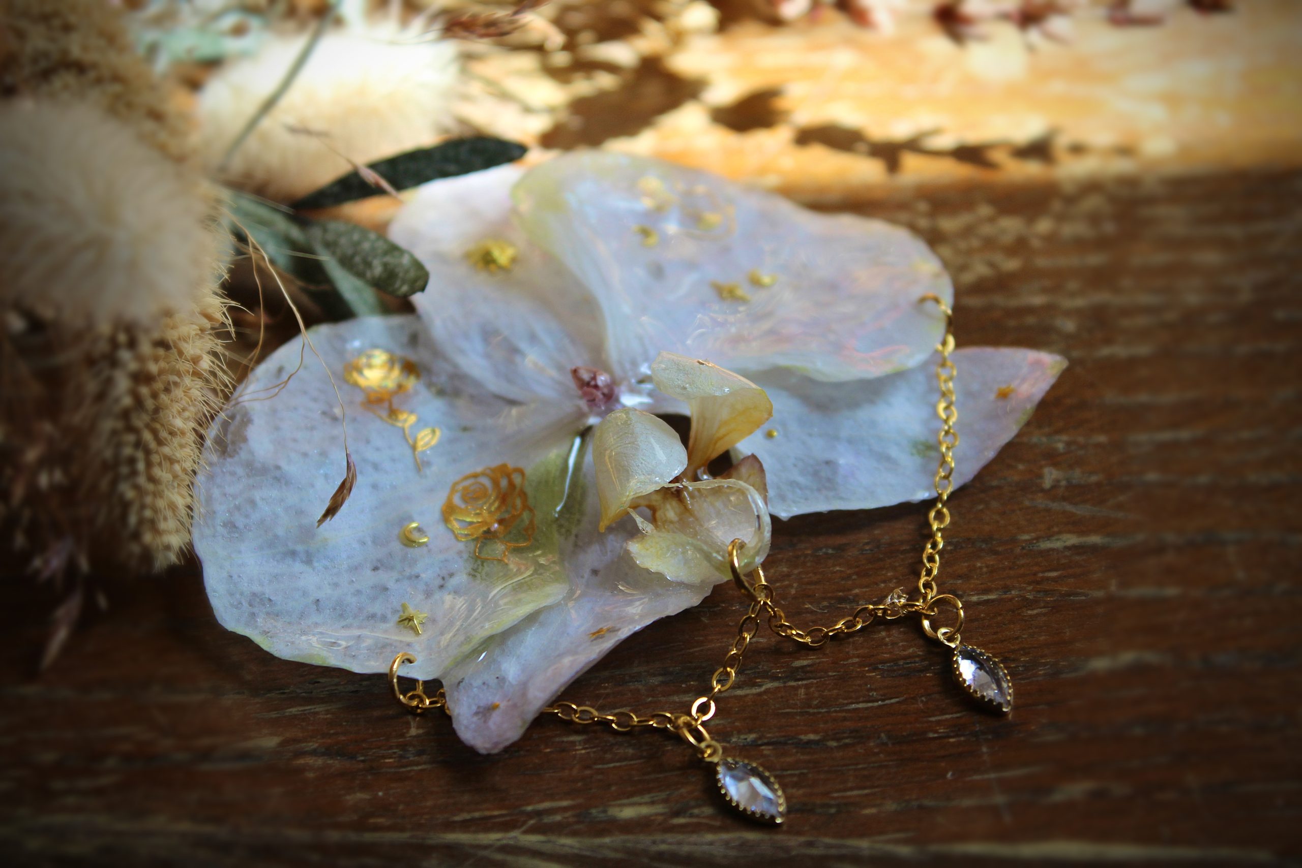 Broche orchidée en résine avec stickers et chaîne