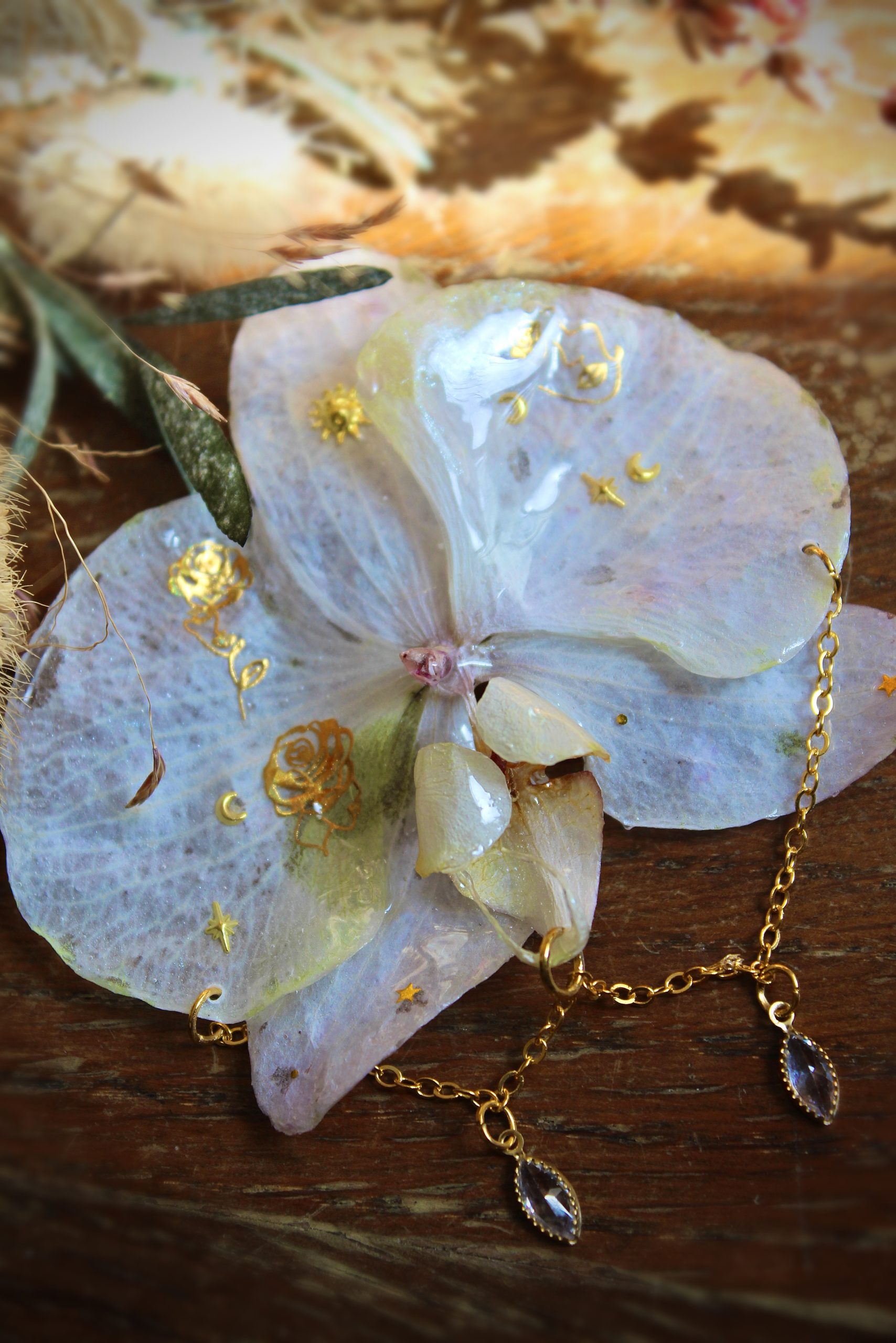 Broche orchidée en résine avec stickers et chaîne