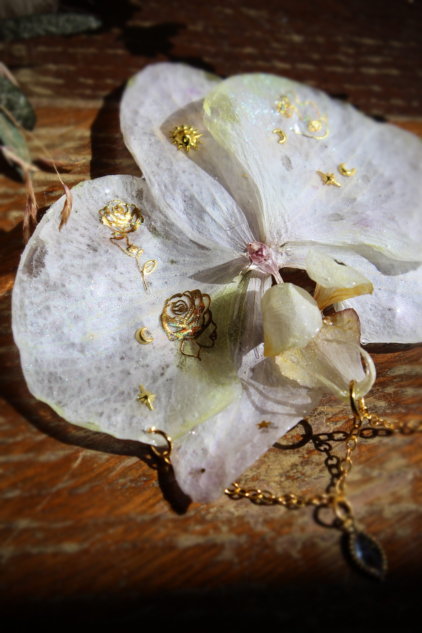 Broche orchidée en résine avec stickers et chaîne