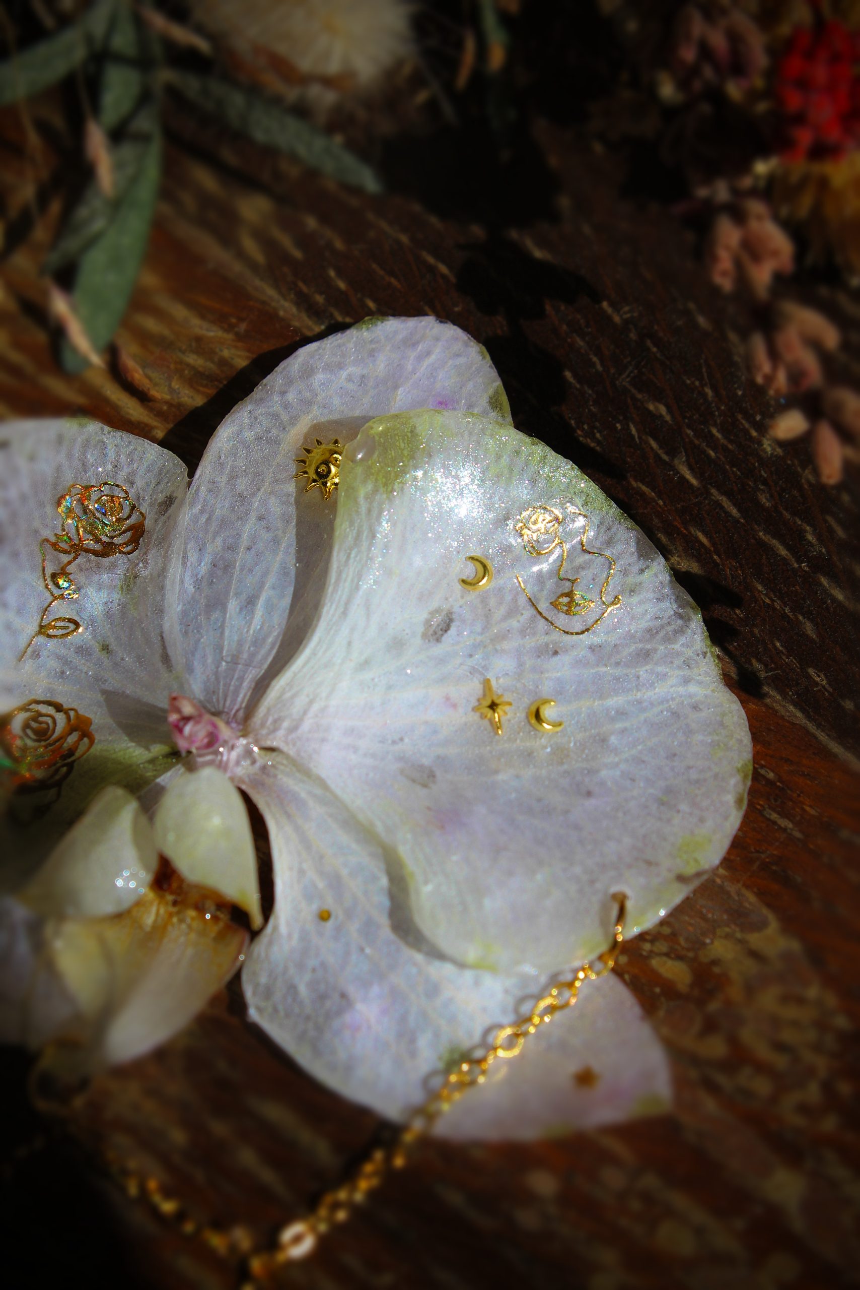 Broche orchidée en résine avec stickers et chaîne