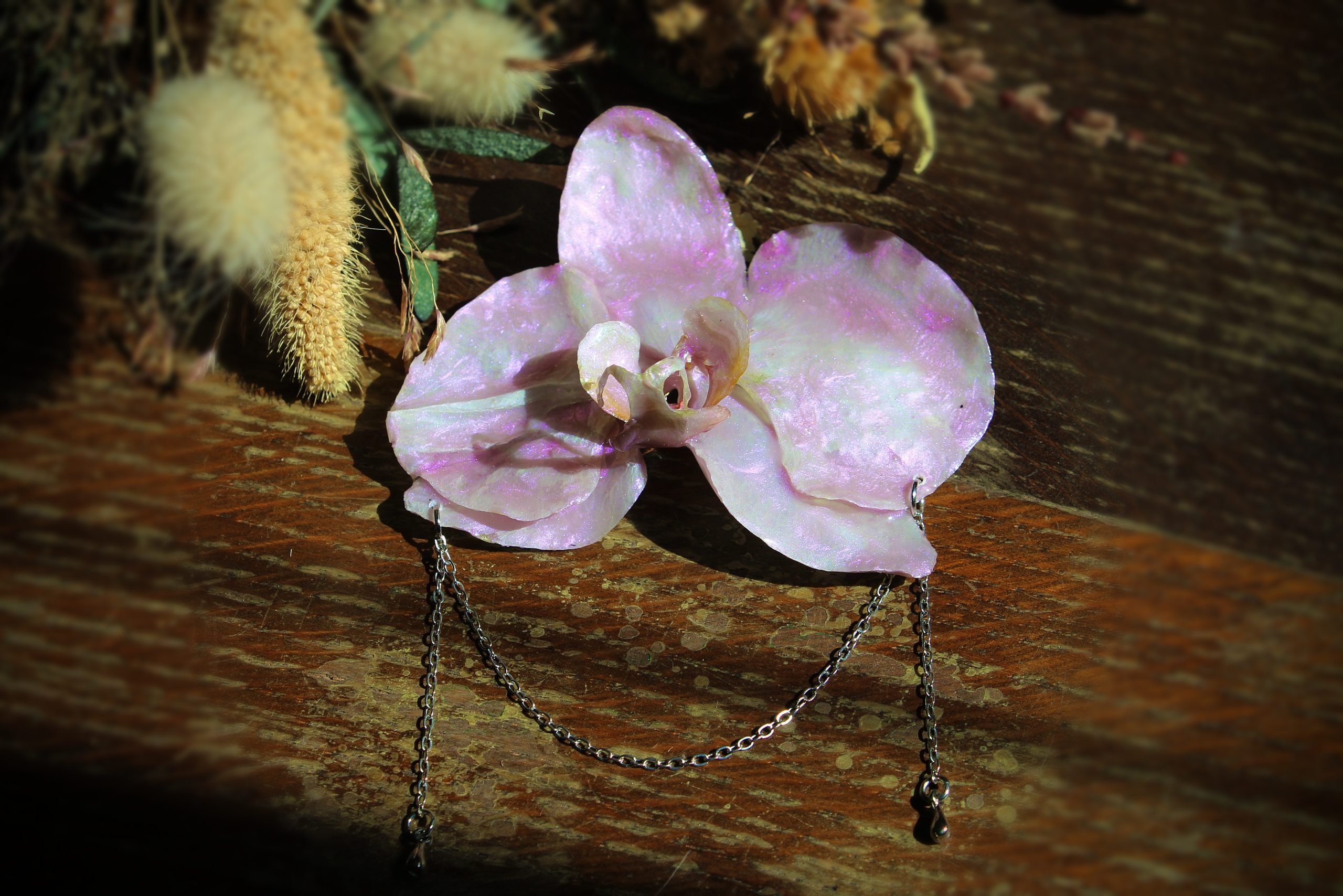 Broche orchidée violette avec chaînette