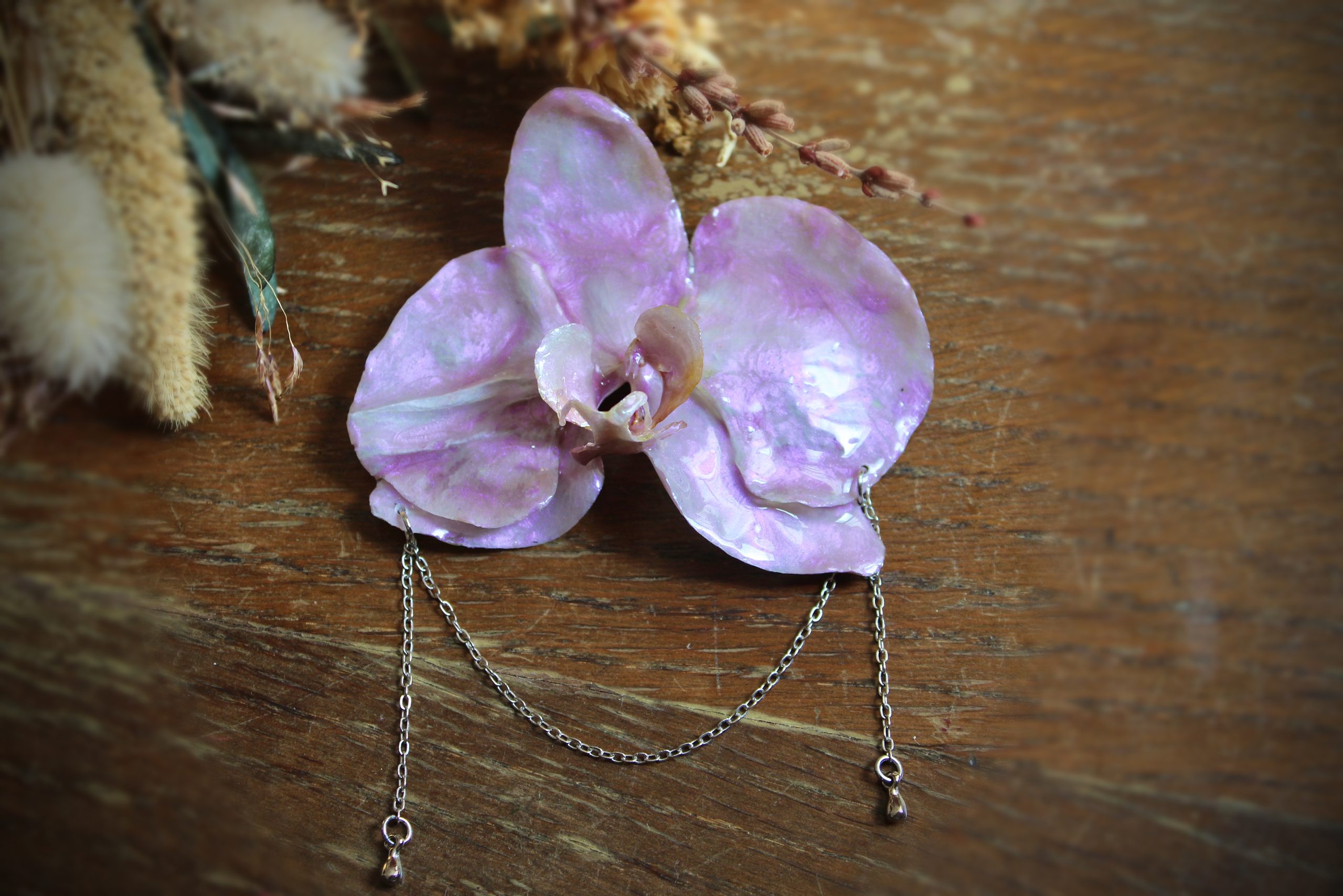 Broche orchidée violette avec chaînette